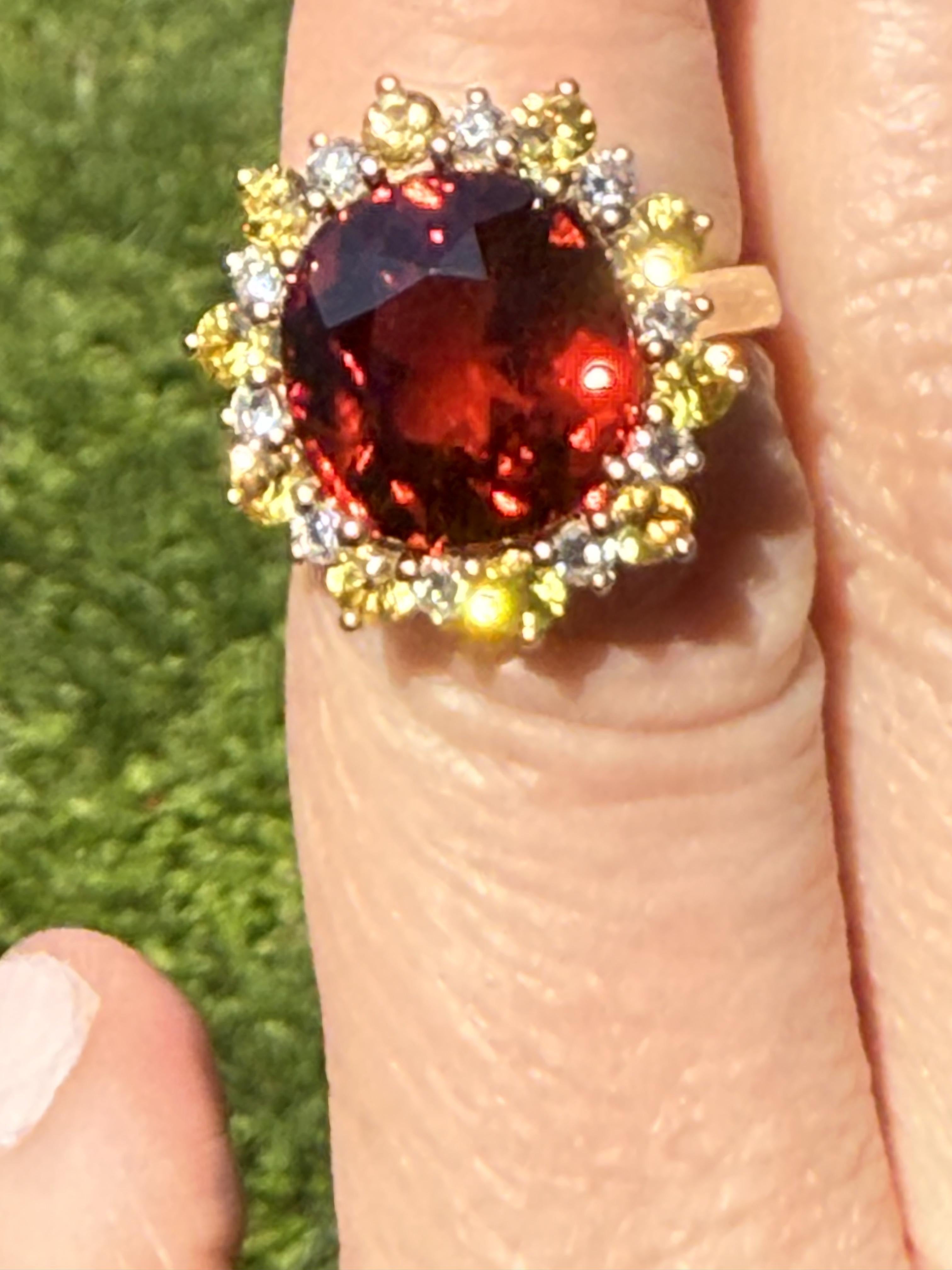 En vente :  Bague en or 18 carats avec grenat rouge-orange de 11,65 carats, saphir jaune et diamants 11