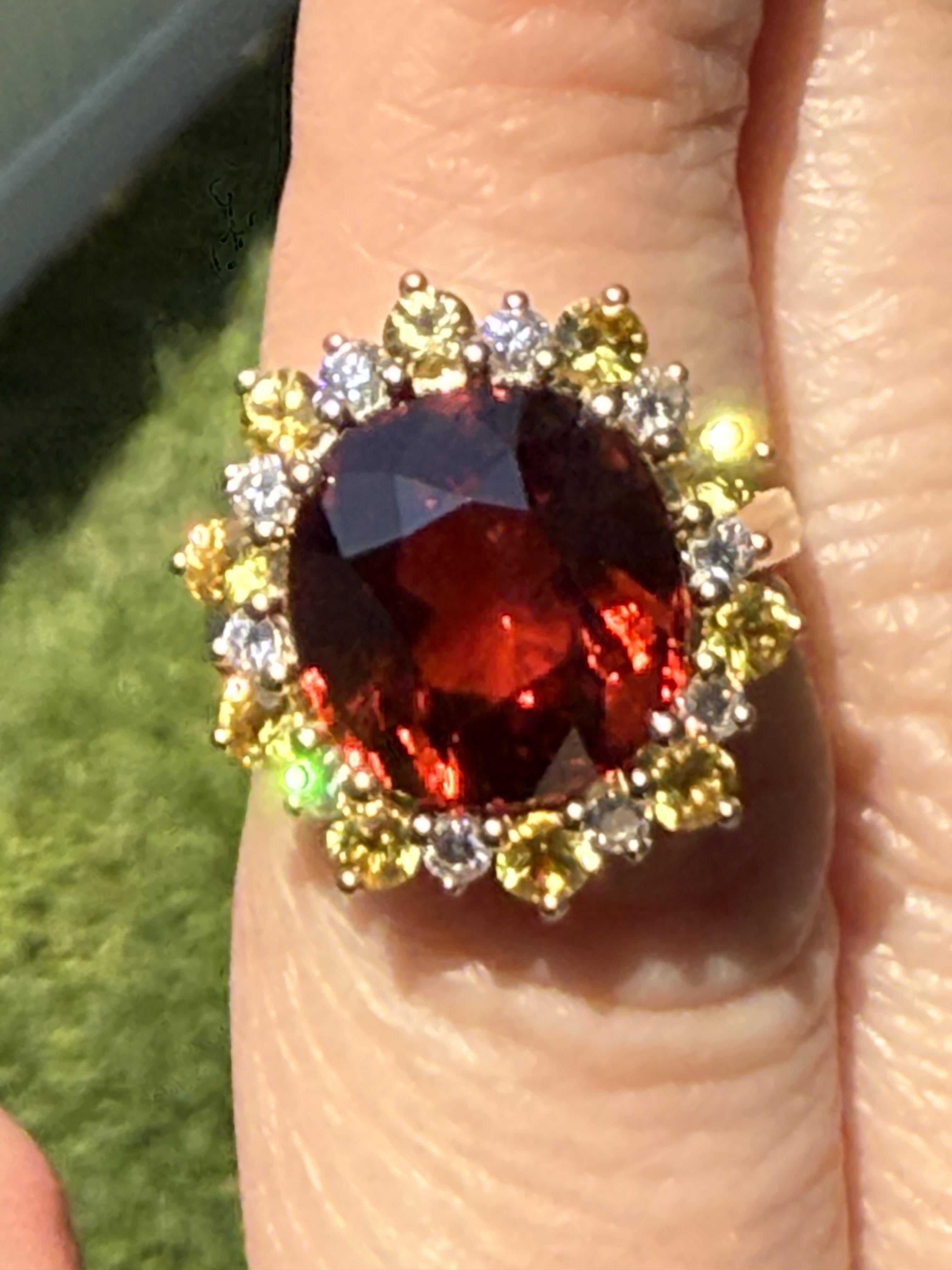 En vente :  Bague en or 18 carats avec grenat rouge-orange de 11,65 carats, saphir jaune et diamants 12