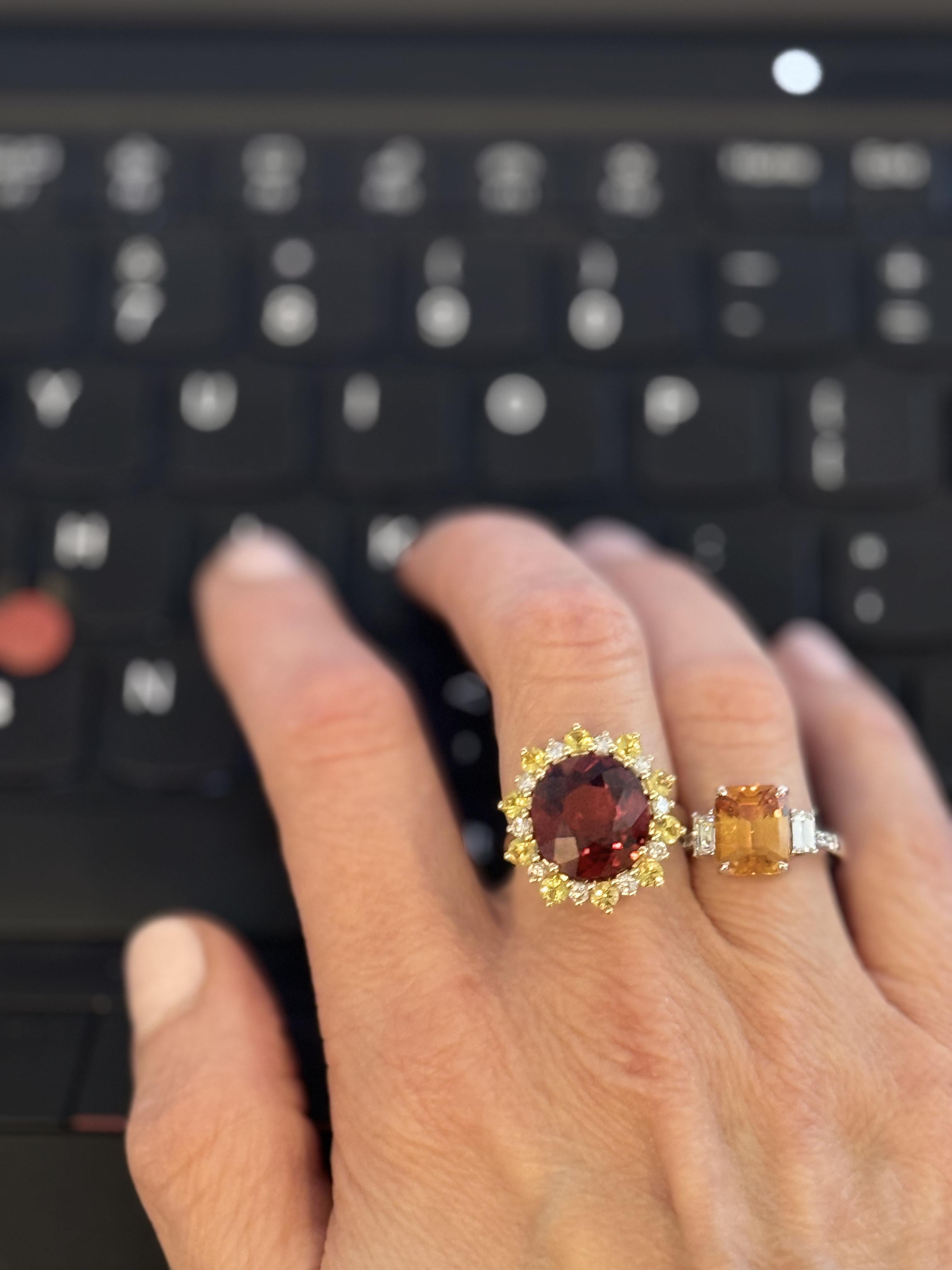 En vente :  Bague en or 18 carats avec grenat rouge-orange de 11,65 carats, saphir jaune et diamants 14