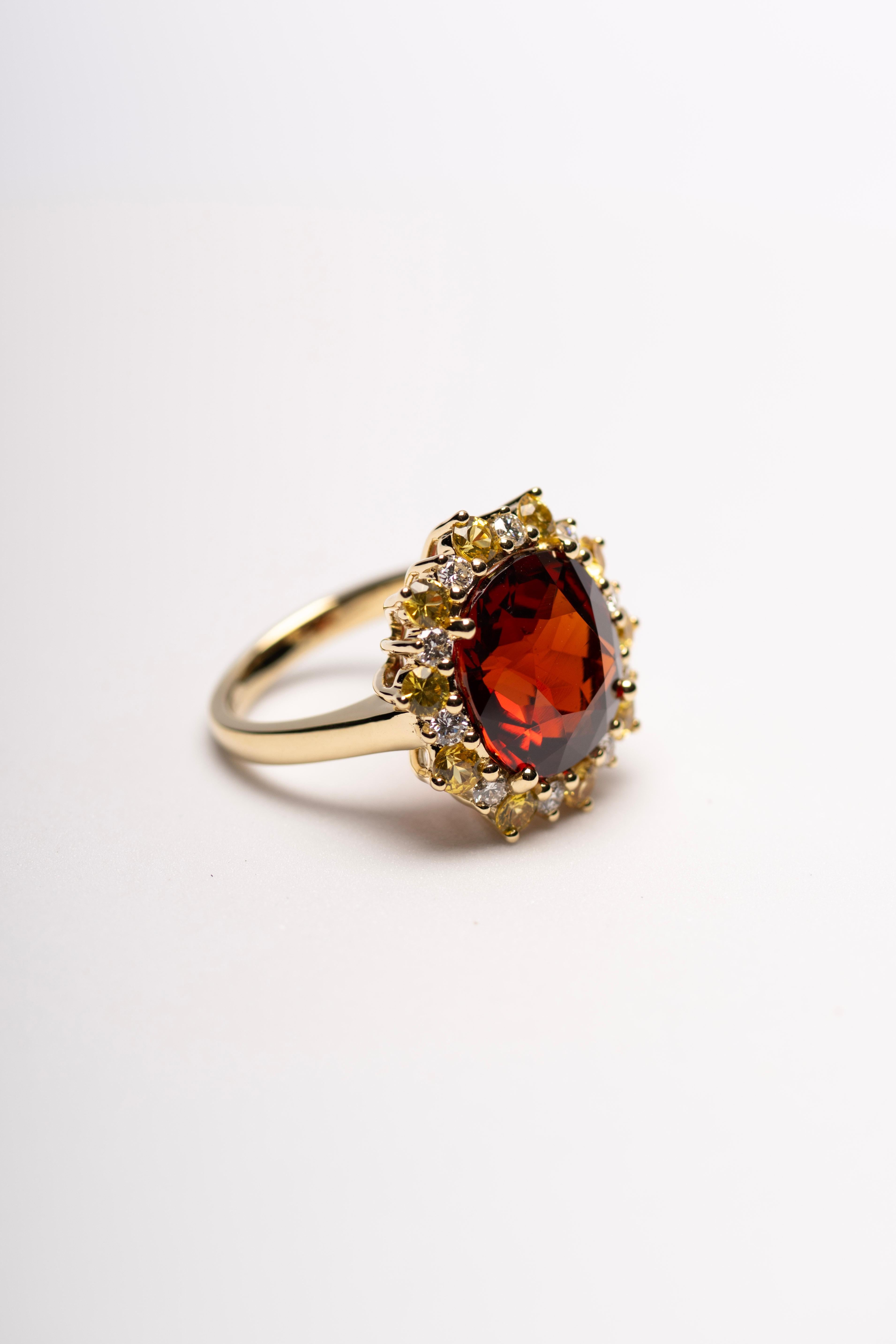 En vente :  Bague en or 18 carats avec grenat rouge-orange de 11,65 carats, saphir jaune et diamants 2