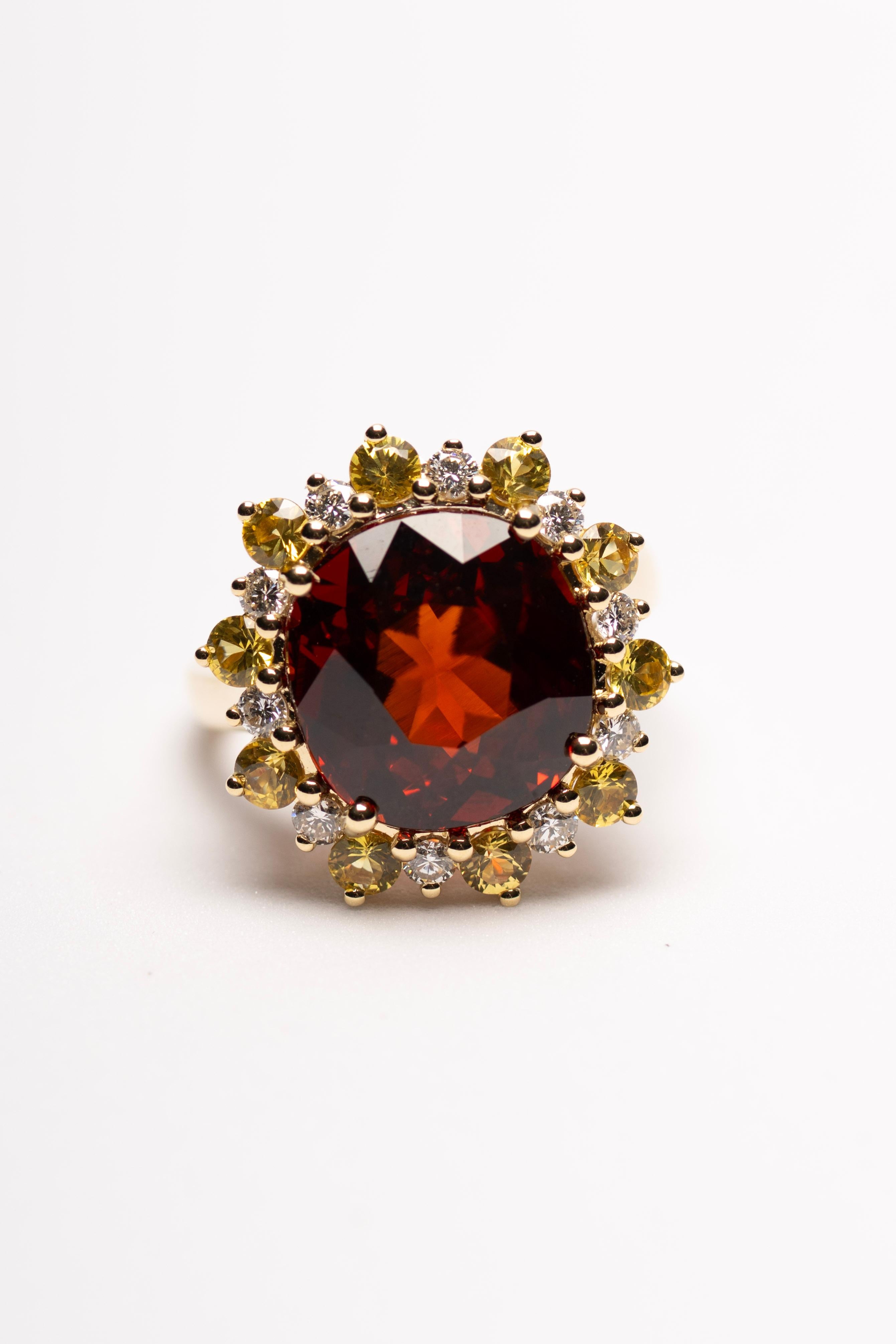 En vente :  Bague en or 18 carats avec grenat rouge-orange de 11,65 carats, saphir jaune et diamants 3