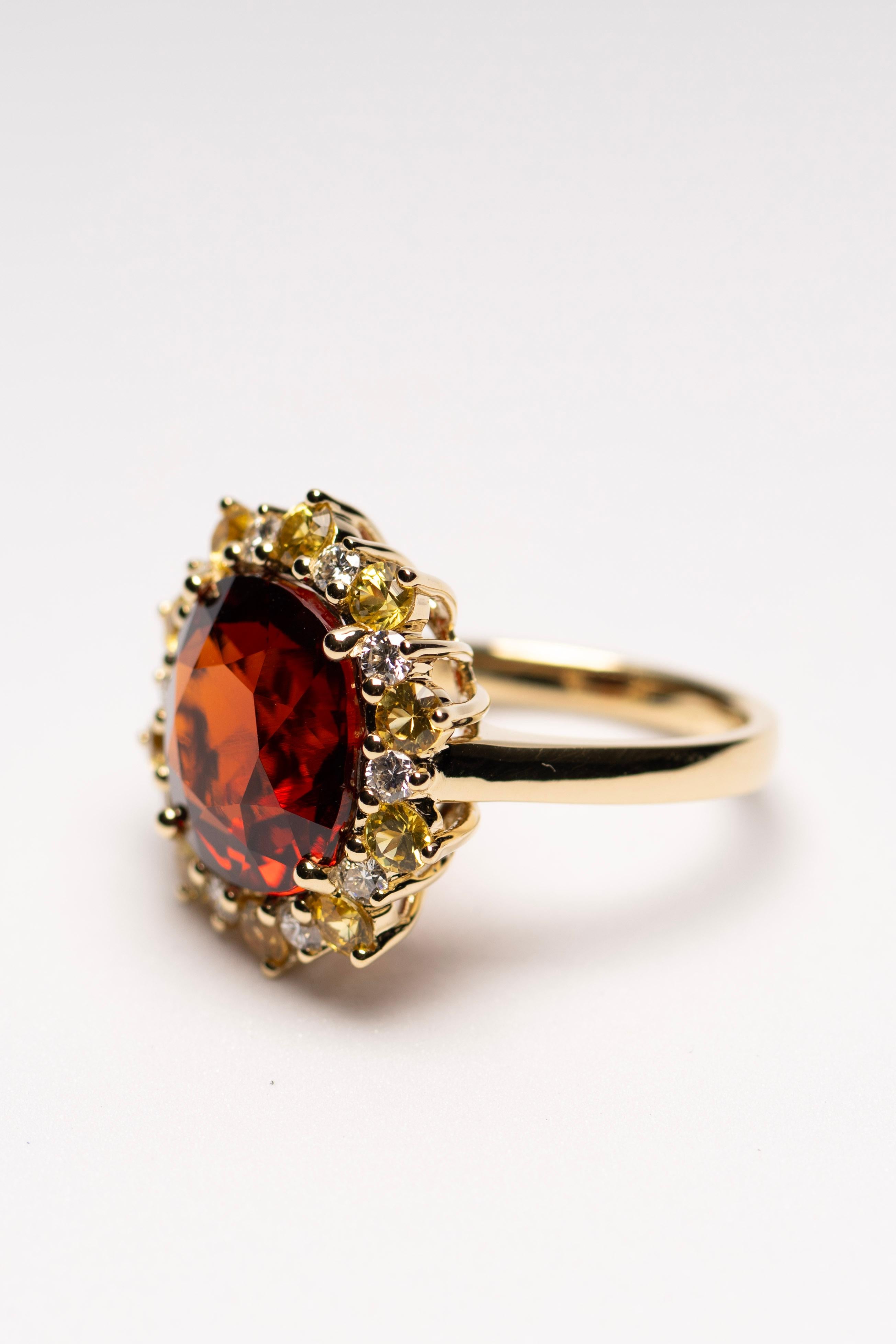 En vente :  Bague en or 18 carats avec grenat rouge-orange de 11,65 carats, saphir jaune et diamants 4