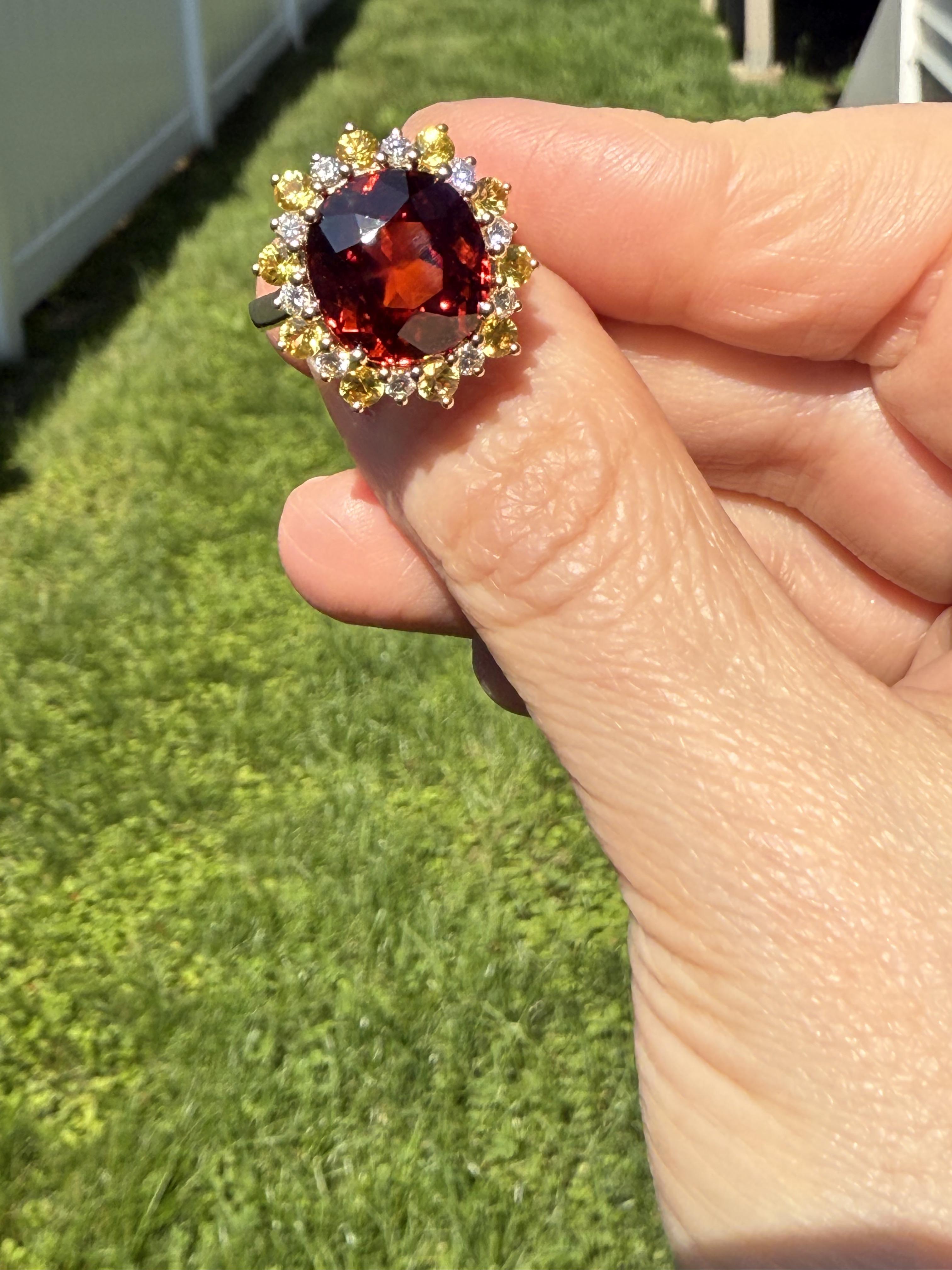 En vente :  Bague en or 18 carats avec grenat rouge-orange de 11,65 carats, saphir jaune et diamants 7
