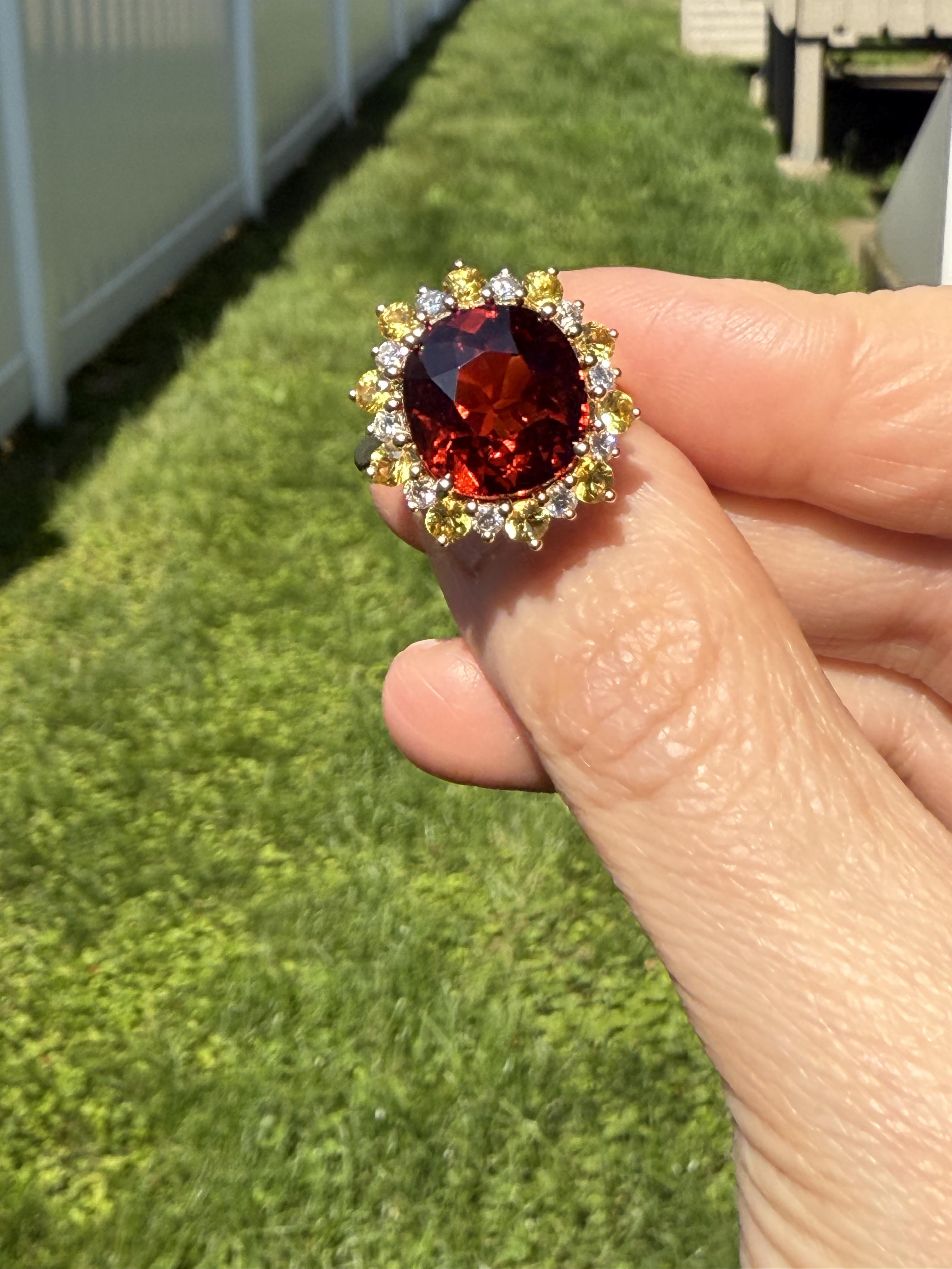 En vente :  Bague en or 18 carats avec grenat rouge-orange de 11,65 carats, saphir jaune et diamants 9