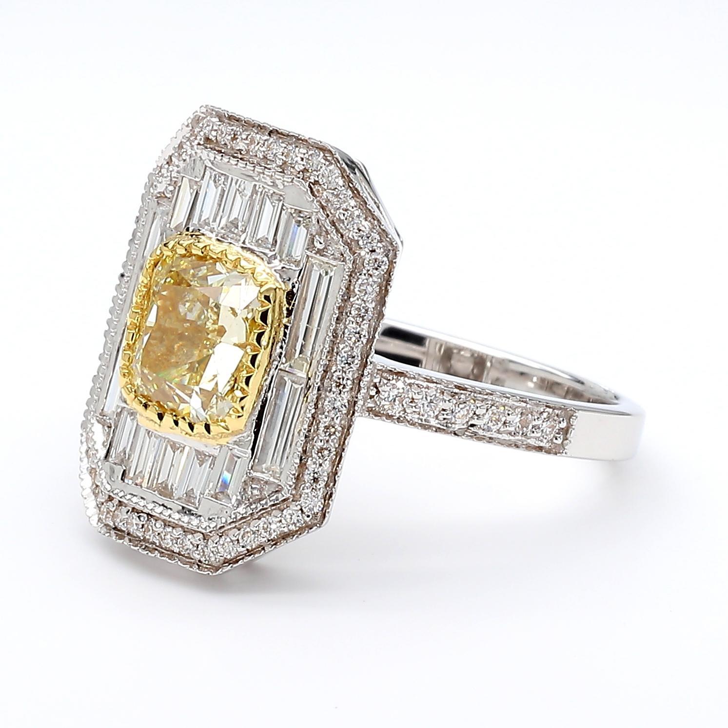 Cette bague exquise met en valeur un diamant jaune antique de taille coussin de 1,66 carat, qui rayonne d'une chaude teinte jaune. Le diamant central est entouré d'un halo de diamants blancs, totalisant 0,76 carats. Ces diamants sont de taille
