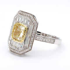 Bague en or 18k avec diamant jaune de 1,66ct et halo blanc