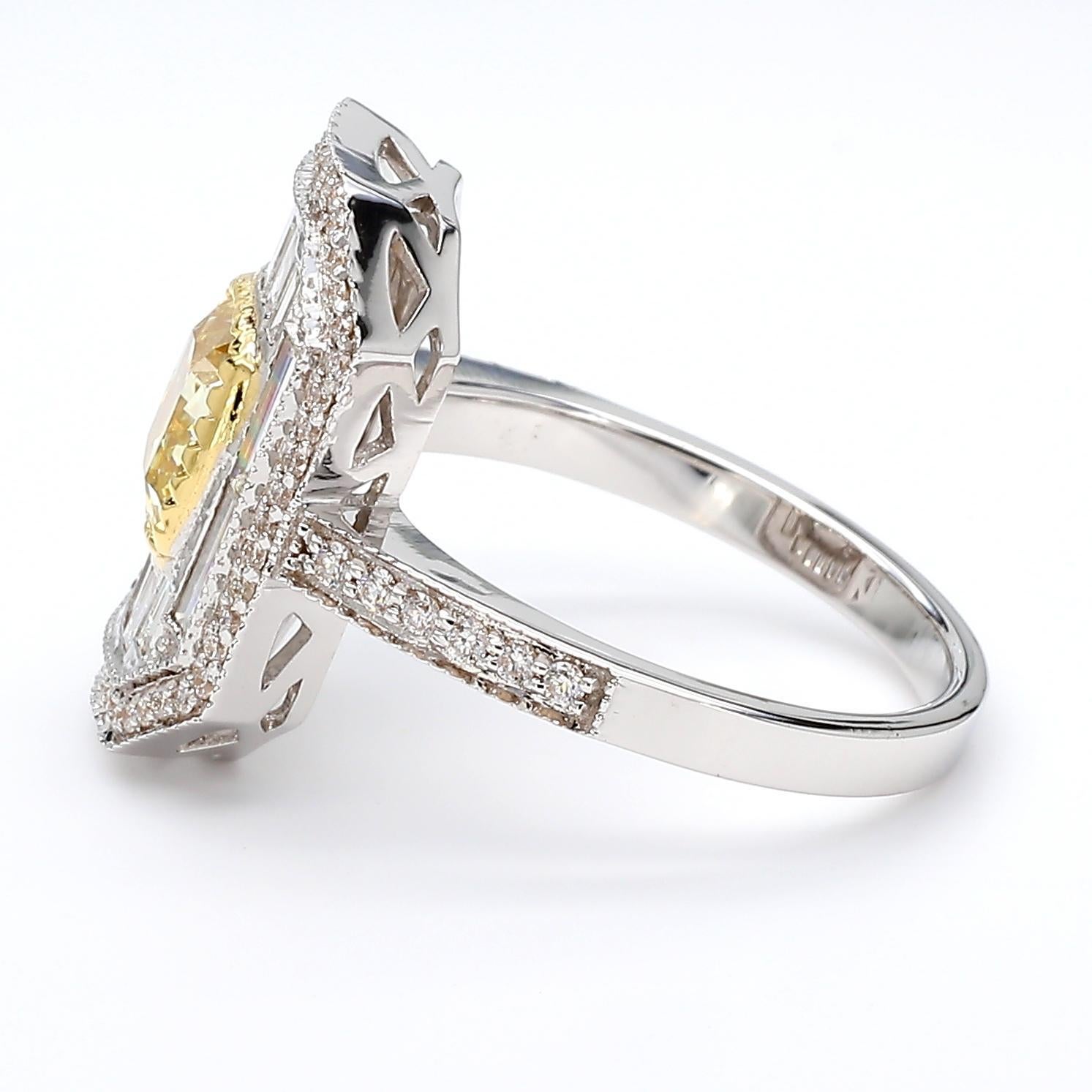 Taille coussin antique Bague en or 18k avec diamant jaune de 1,66ct et halo blanc en vente