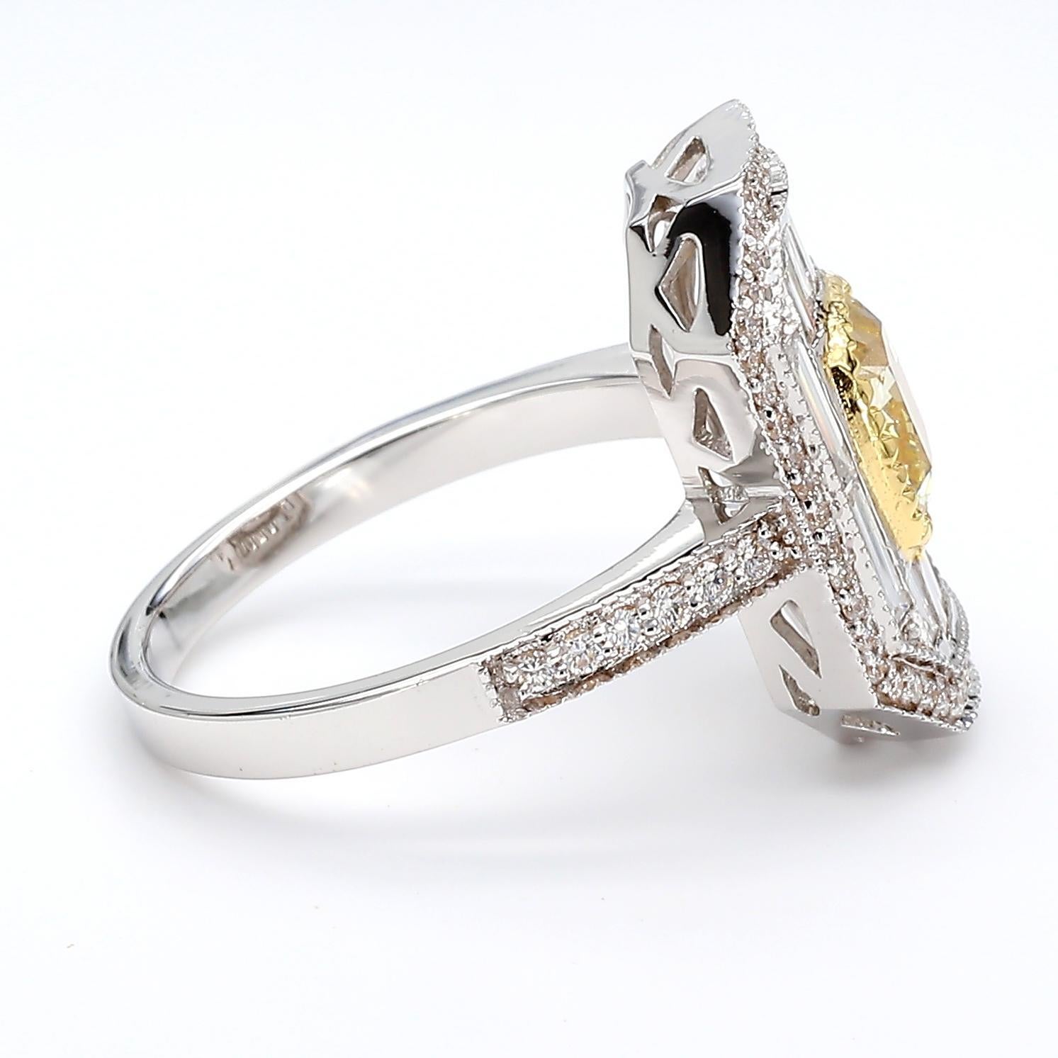 Bague en or 18k avec diamant jaune de 1,66ct et halo blanc en vente 2