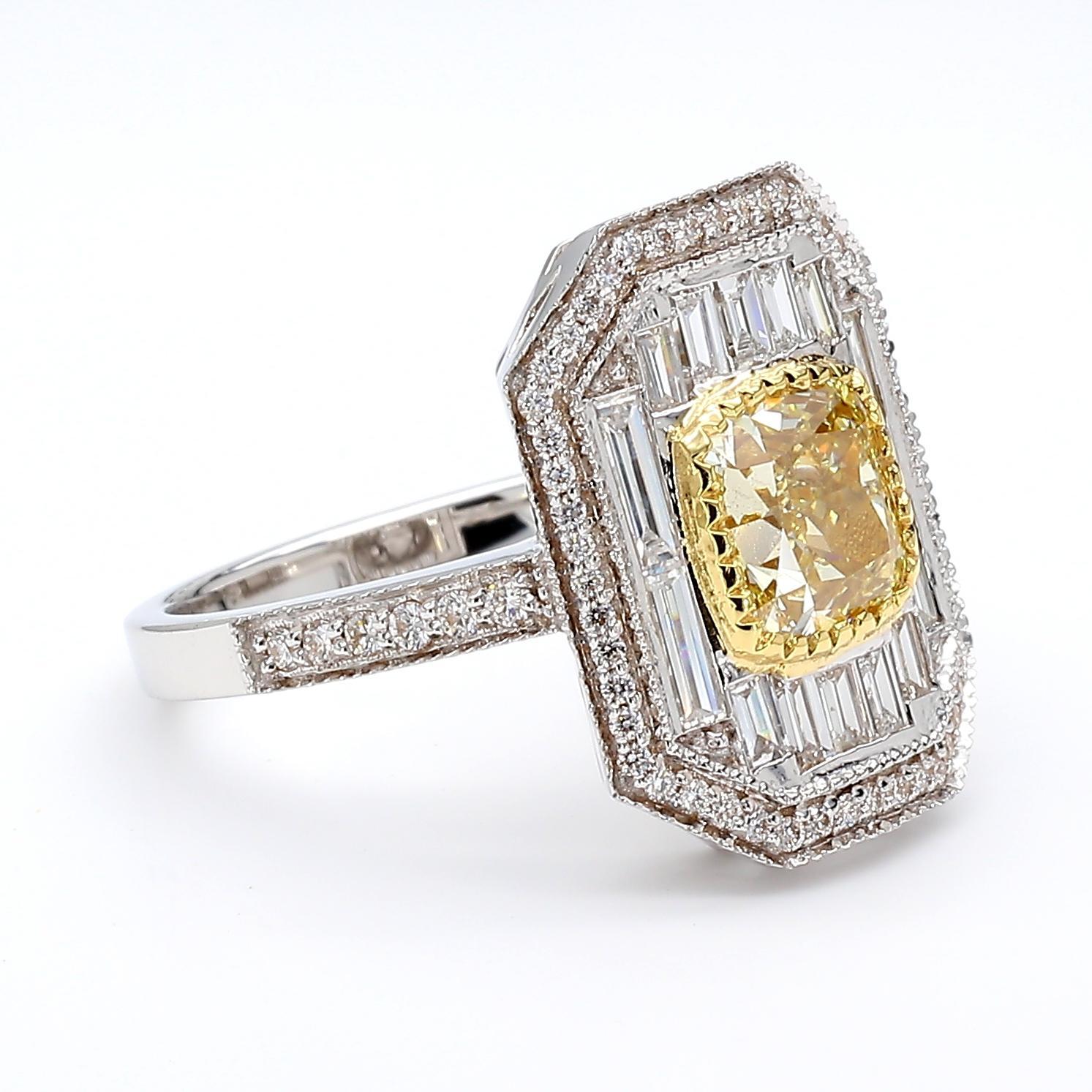 Bague en or 18k avec diamant jaune de 1,66ct et halo blanc en vente 3