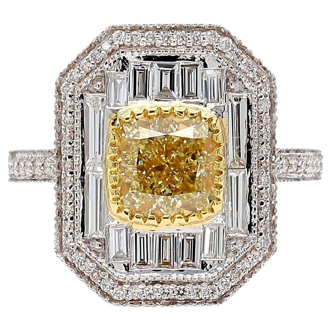 Bague en or 18k avec diamant jaune de 1,66ct et halo blanc en vente