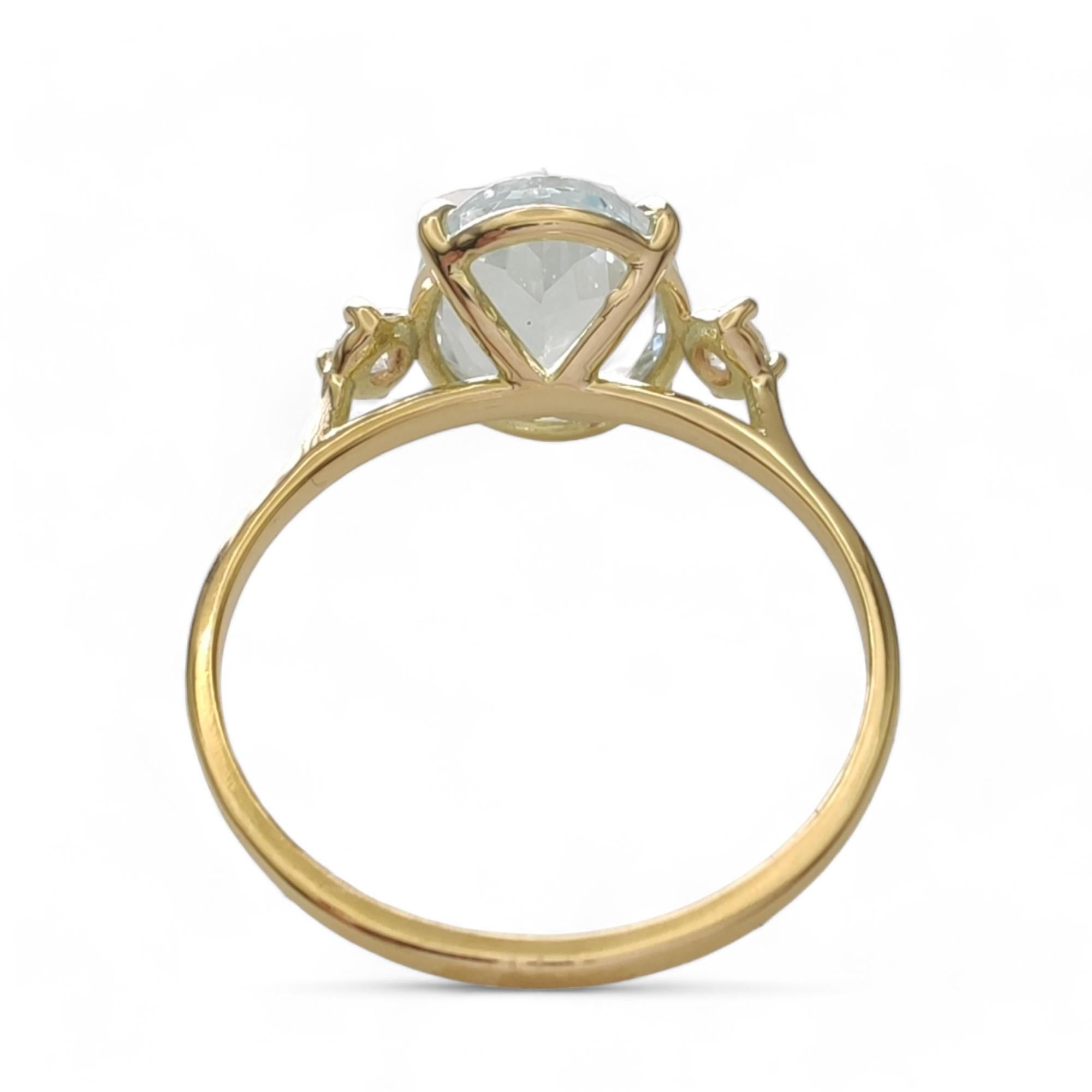 Oval Cut 18K Gold Ring with 1.86 Carat Aquamarine and Diamonds for Weddings -Engagement For Sale
