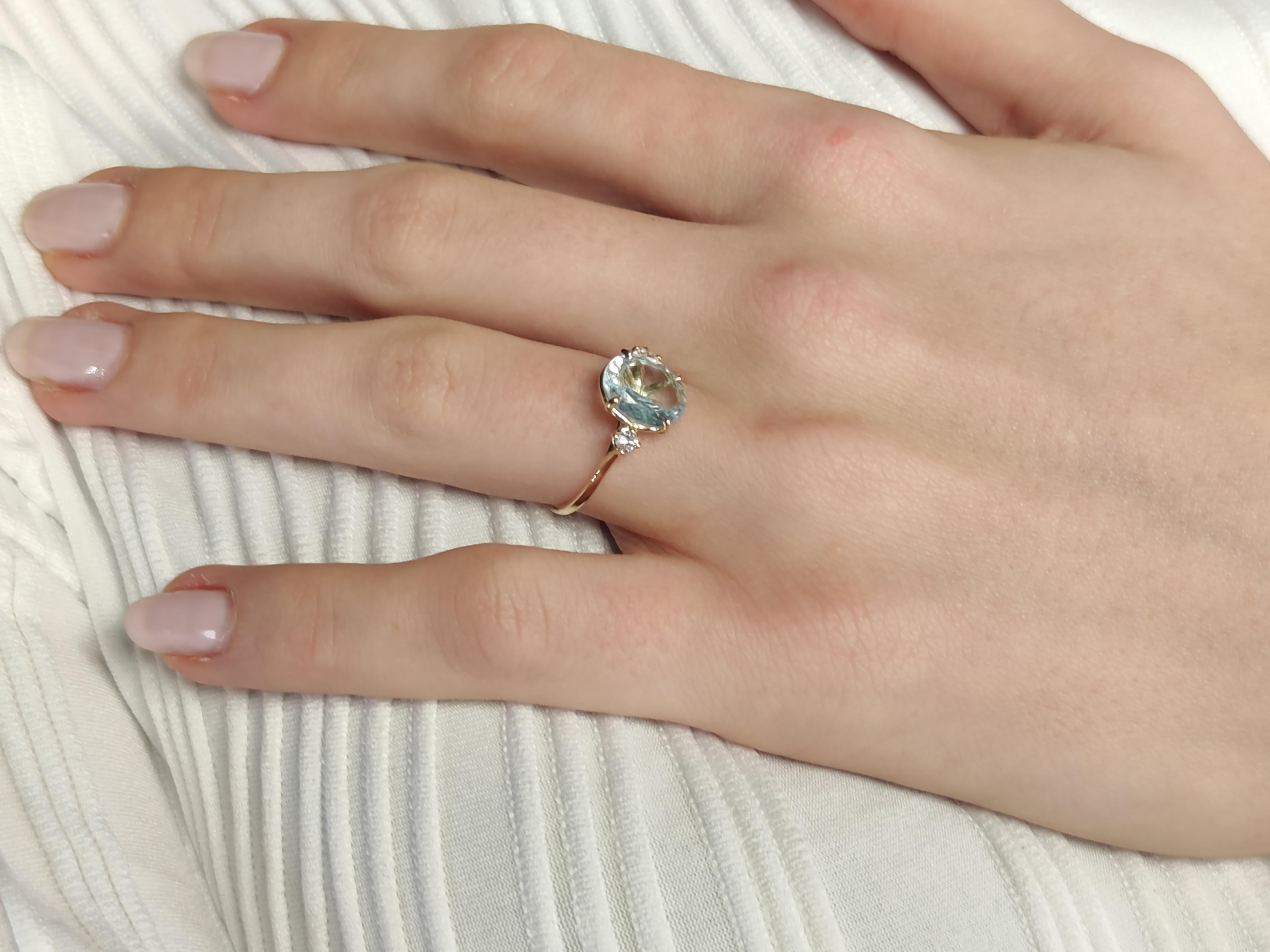 Women's 18K Gold Ring with 1.86 Carat Aquamarine and Diamonds for Weddings -Engagement For Sale