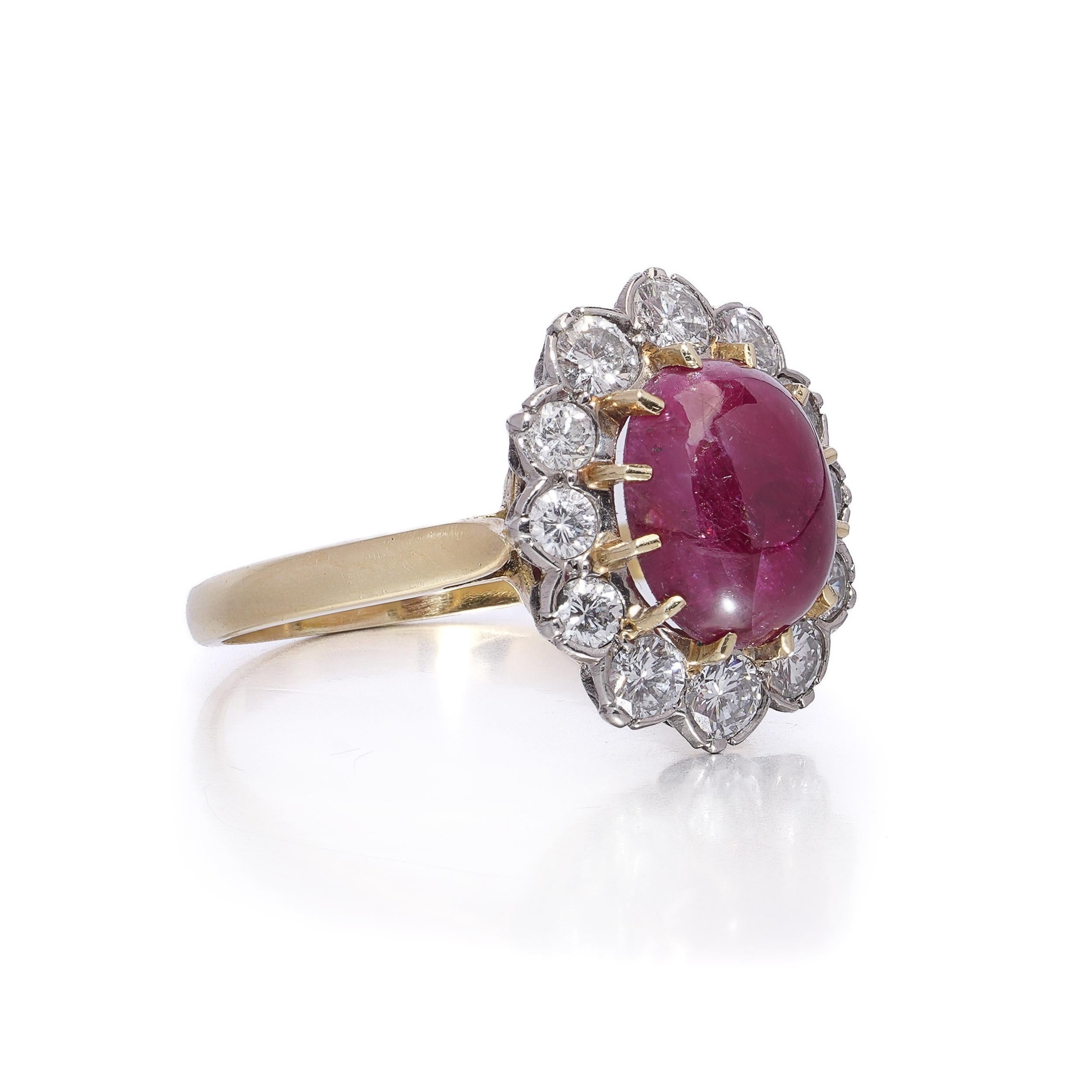 Un anello elegante e accattivante realizzato in oro giallo e bianco 18 carati, con un rubino naturale ovale tagliato a cabochon dal colore intenso e dal peso di circa 5,25 carati. Il rubino presenta una tonalità rossa profonda e vibrante con