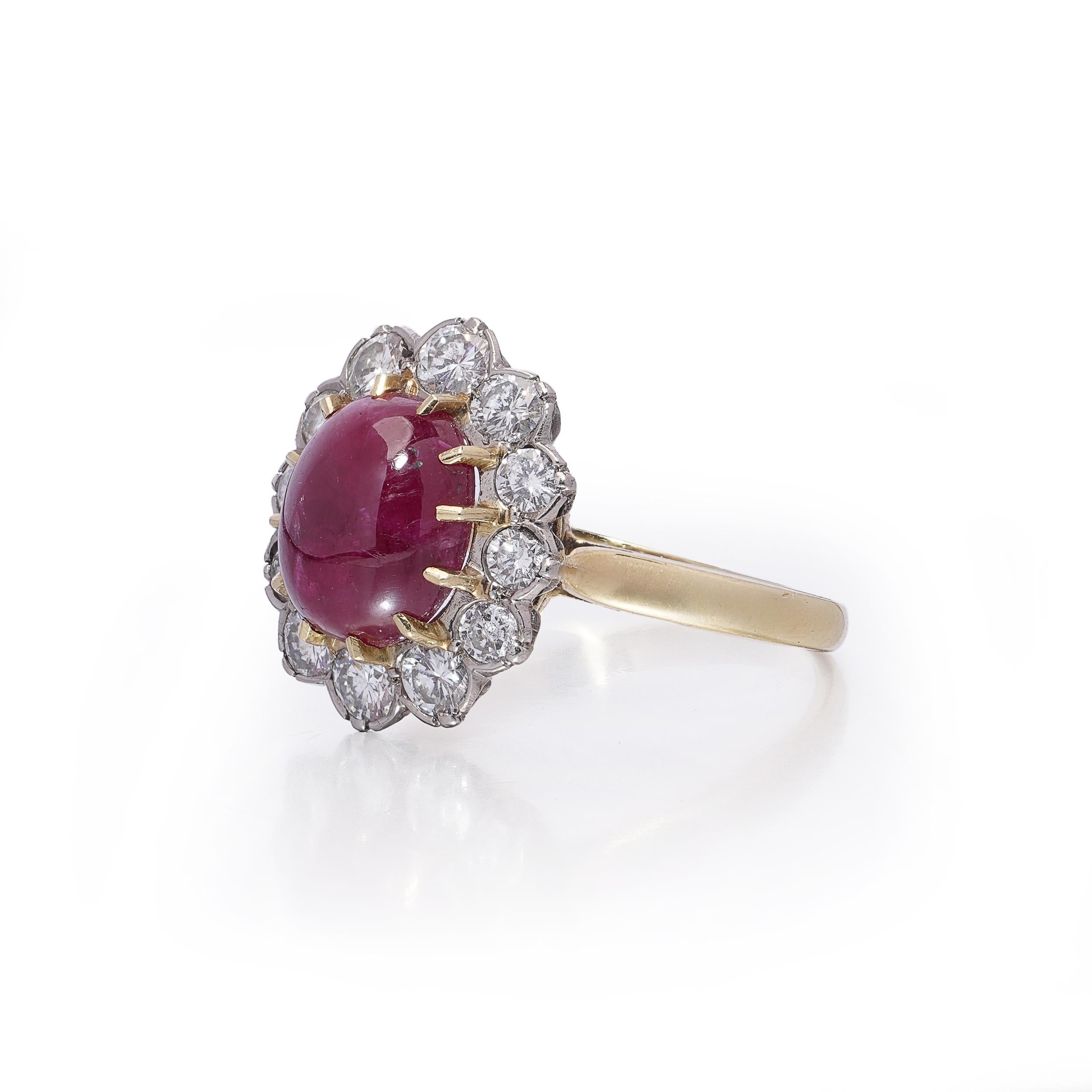 Anello in oro 18 carati con rubino naturale cabochon e diamanti da 5,25 carati In condizioni buone in vendita a Braintree, GB