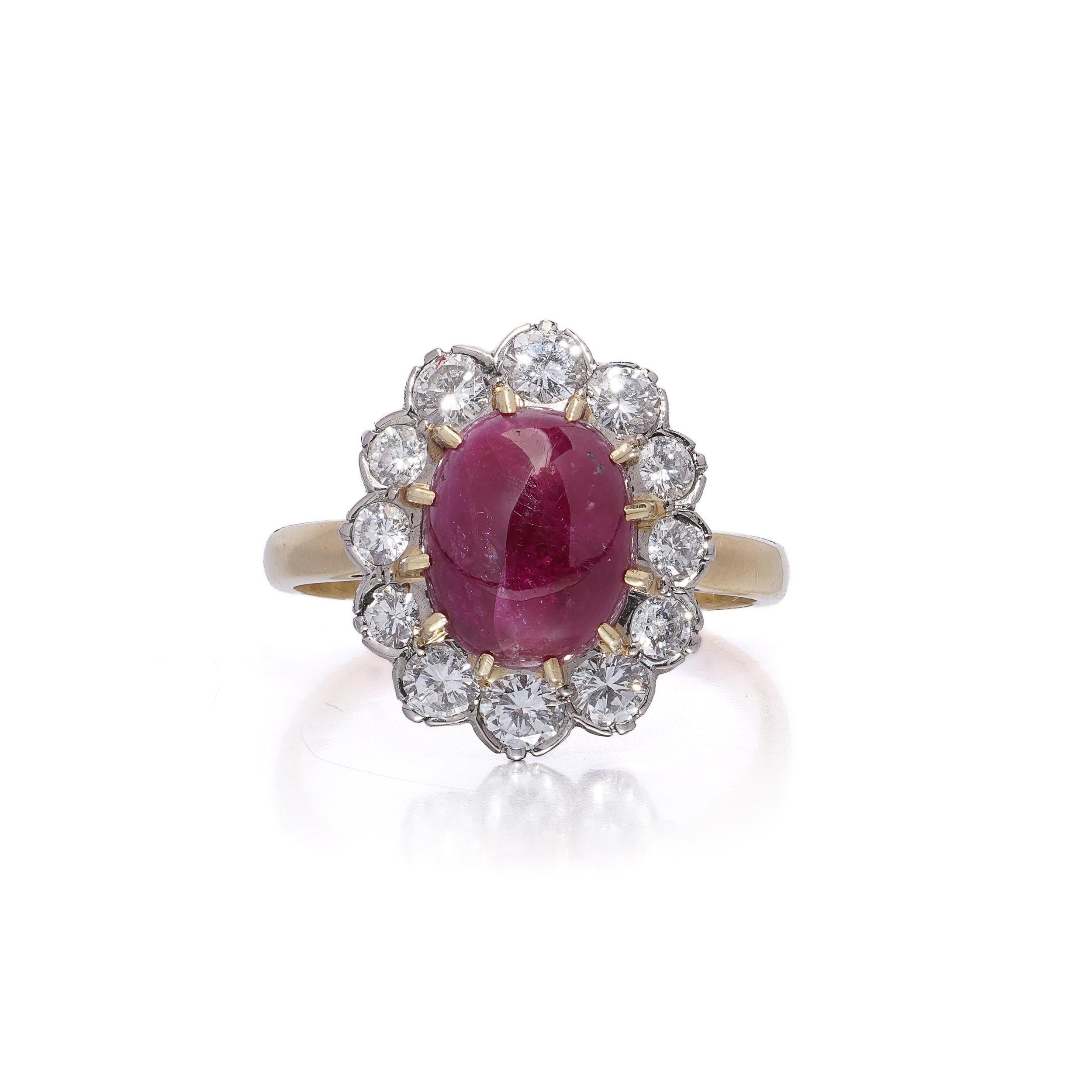 Anello in oro 18 carati con rubino naturale cabochon e diamanti da 5,25 carati in vendita 2