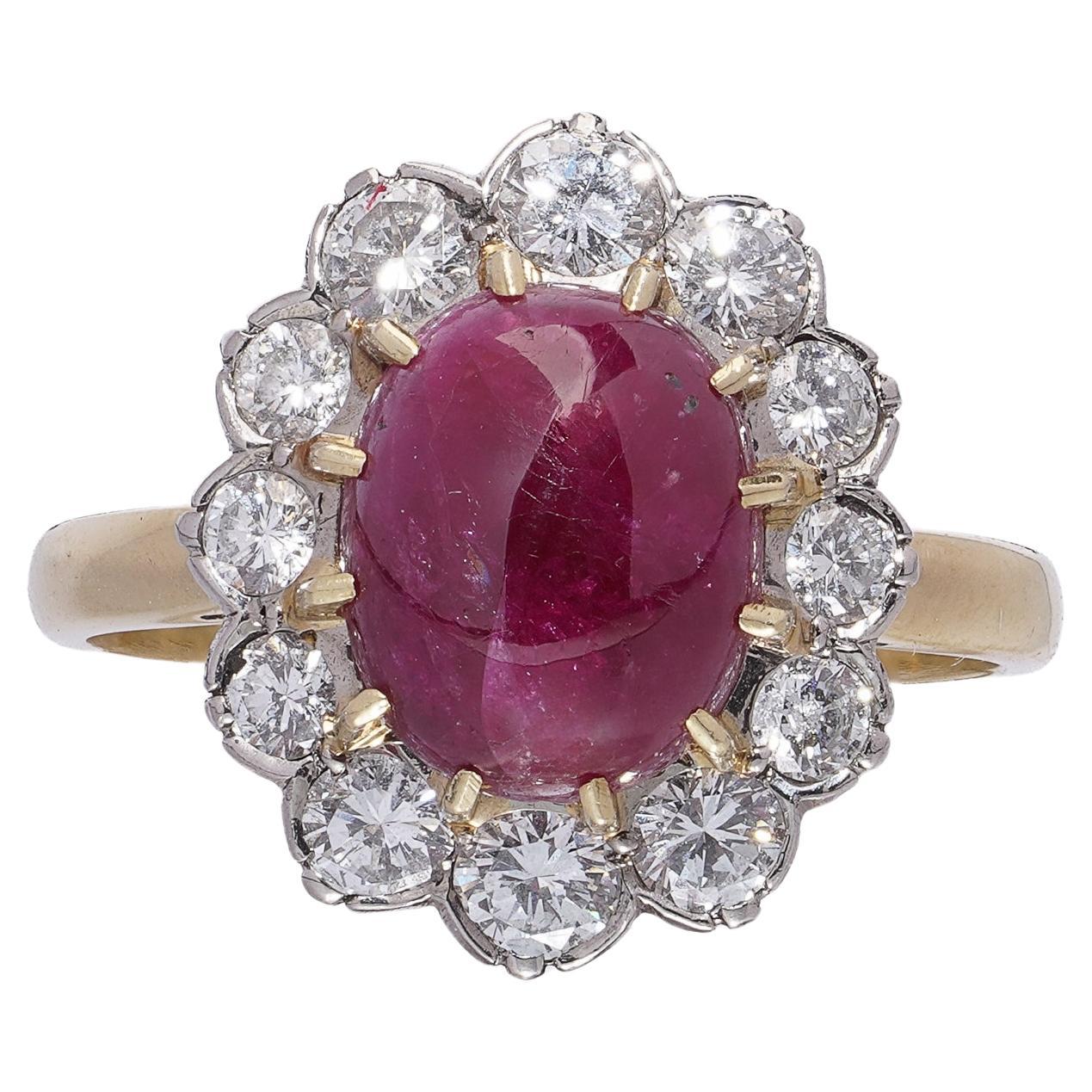 Anello in oro 18 carati con rubino naturale cabochon e diamanti da 5,25 carati