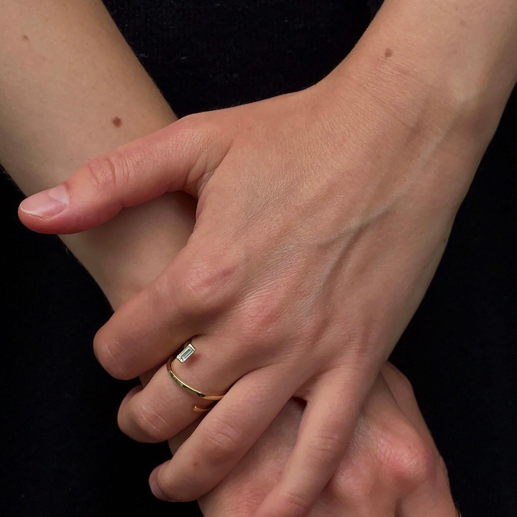 For Sale:  18k gold ring with baguette-cut diamond 5