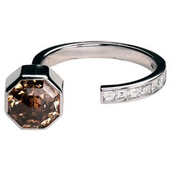Ring aus 18 Karat Gold mit Carré-Diamantband und braunem Diamanten im Achteck-Neuglasschliff