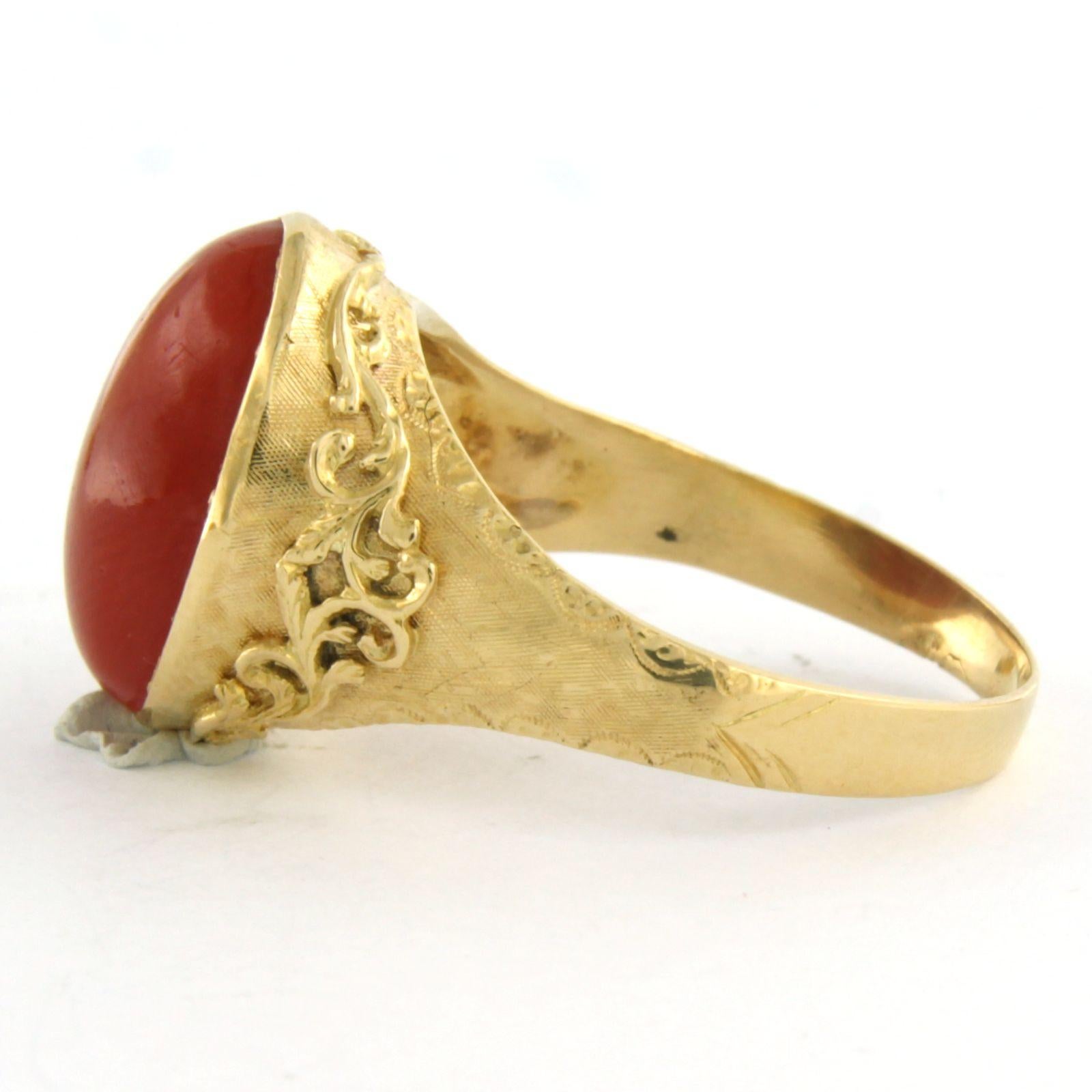 18k gold ring with Coral - 5.2 grams - ring size US. 8.5 - EU. 18.5 (58) In Excellent Condition For Sale In The Hague, ZH