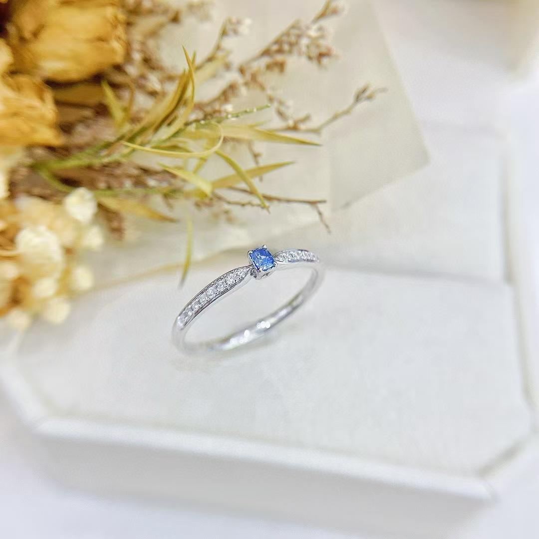 18K Gold Ring with Cushion Cut Blue Diamond In New Condition For Sale In Kowloon, HK