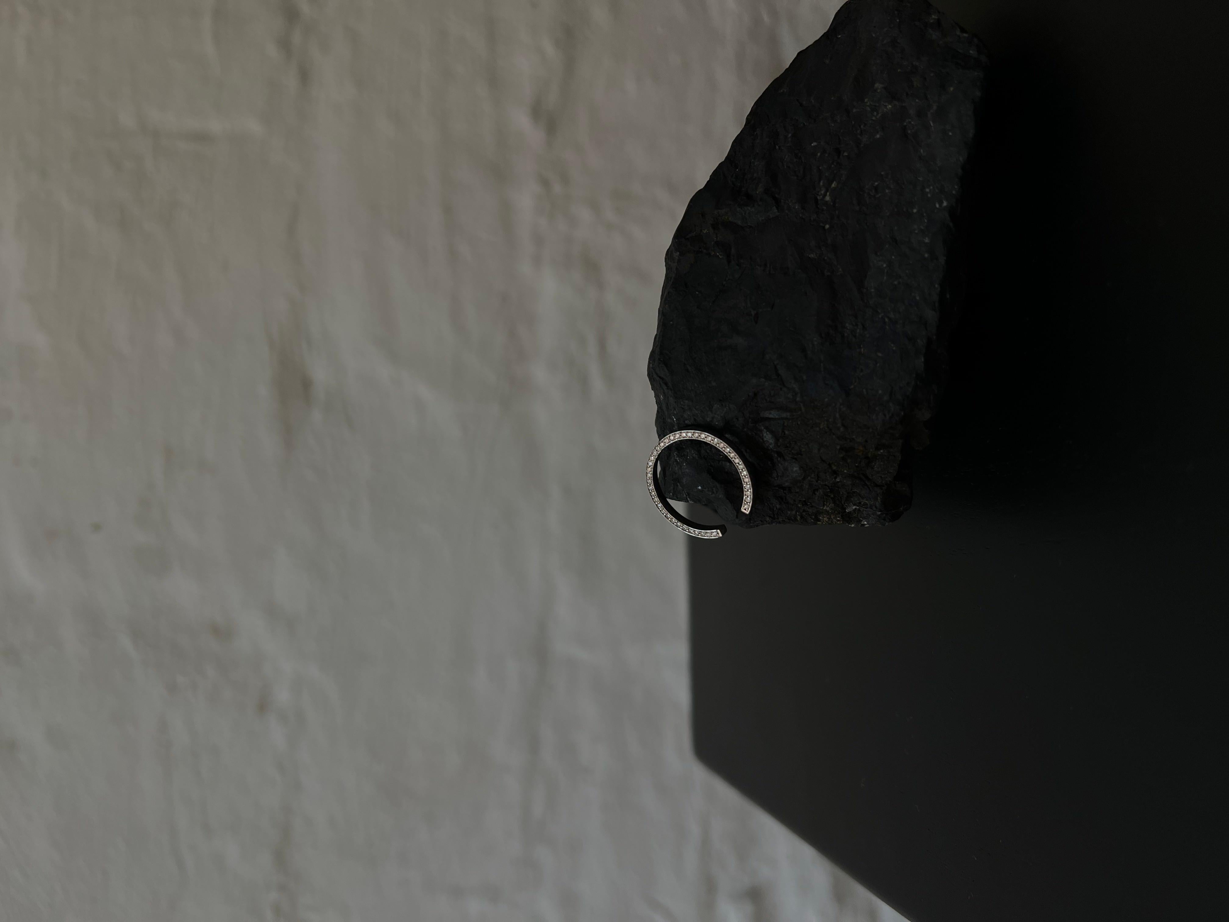 En venta: Anillo de oro de 18 quilates con diamantes  3