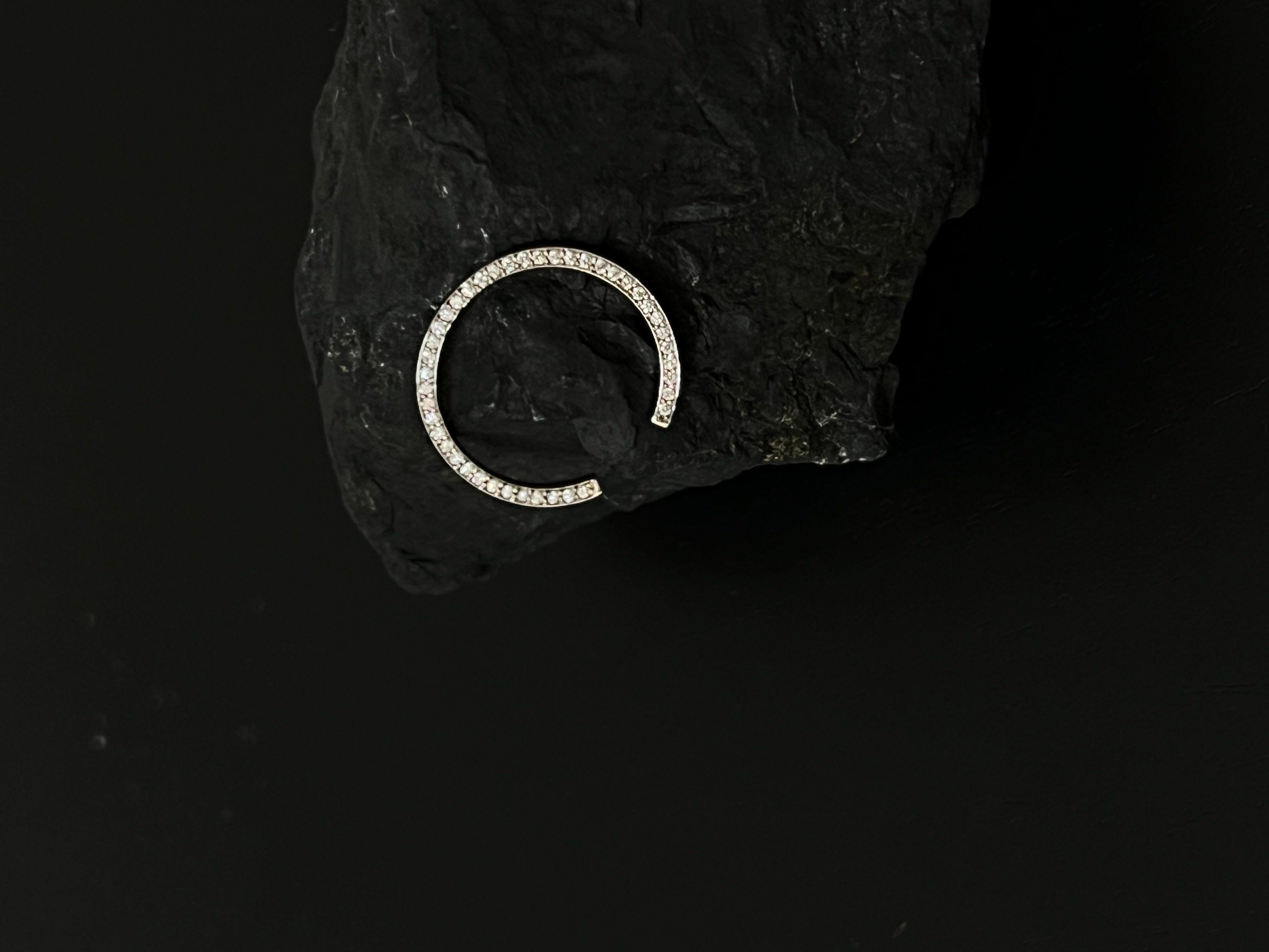 En venta: Anillo de oro de 18 quilates con diamantes  5