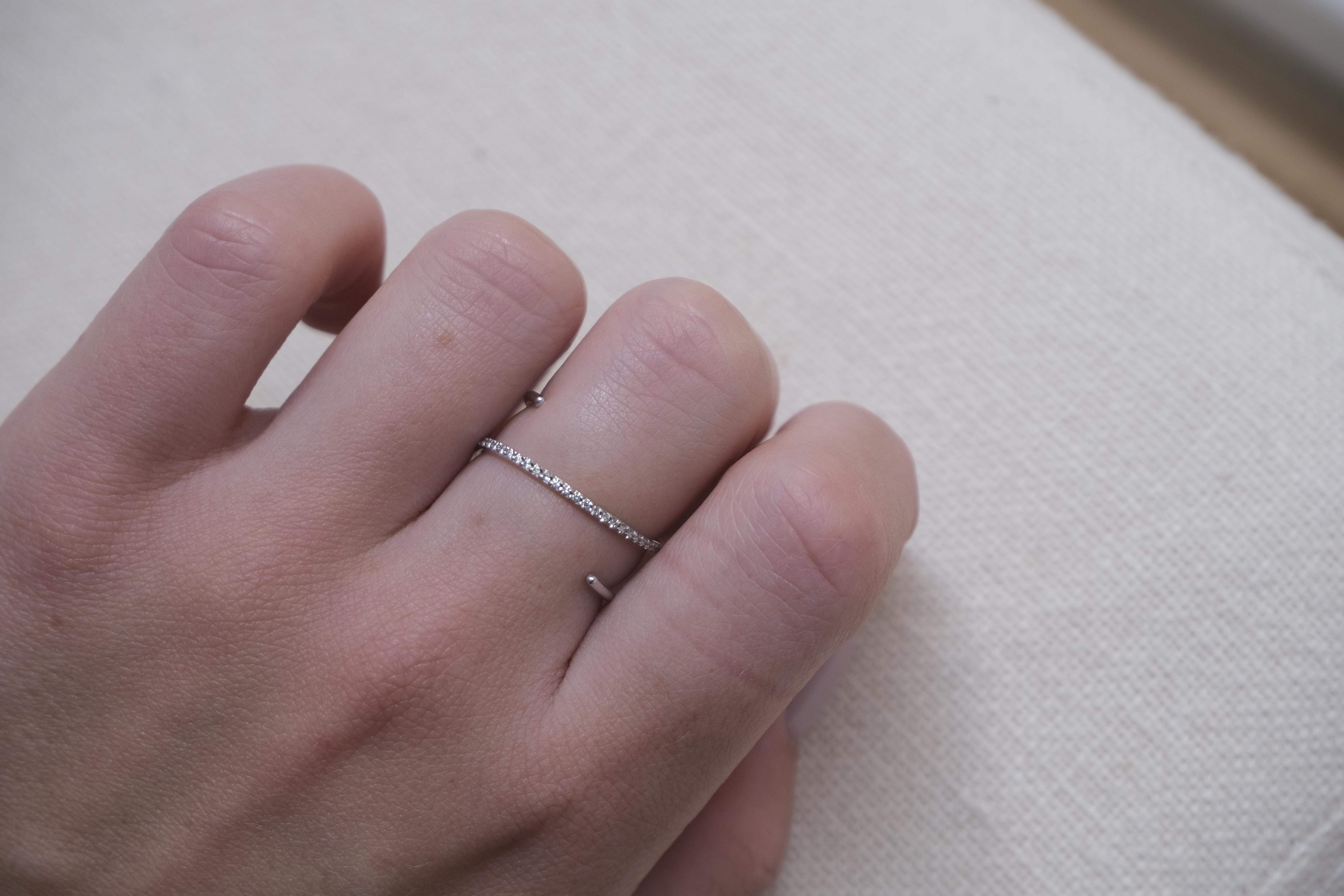 Anillo de oro de 18 quilates con diamantes Moderno en venta