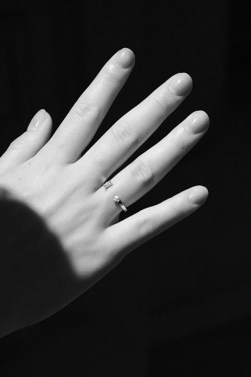 En vente :  Bague en or 18k avec diamants de différentes facettes 3