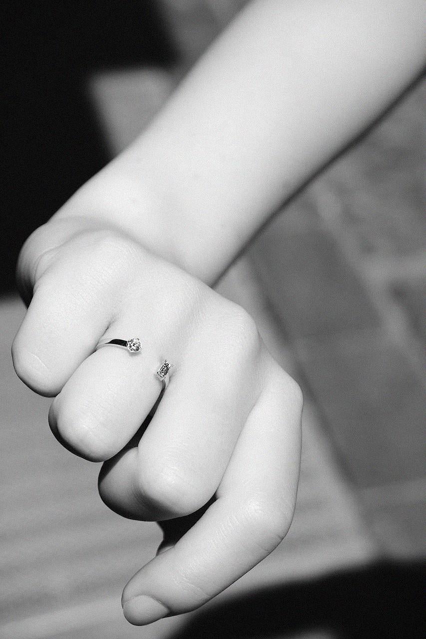 En vente :  Bague en or 18k avec diamants de différentes facettes 4