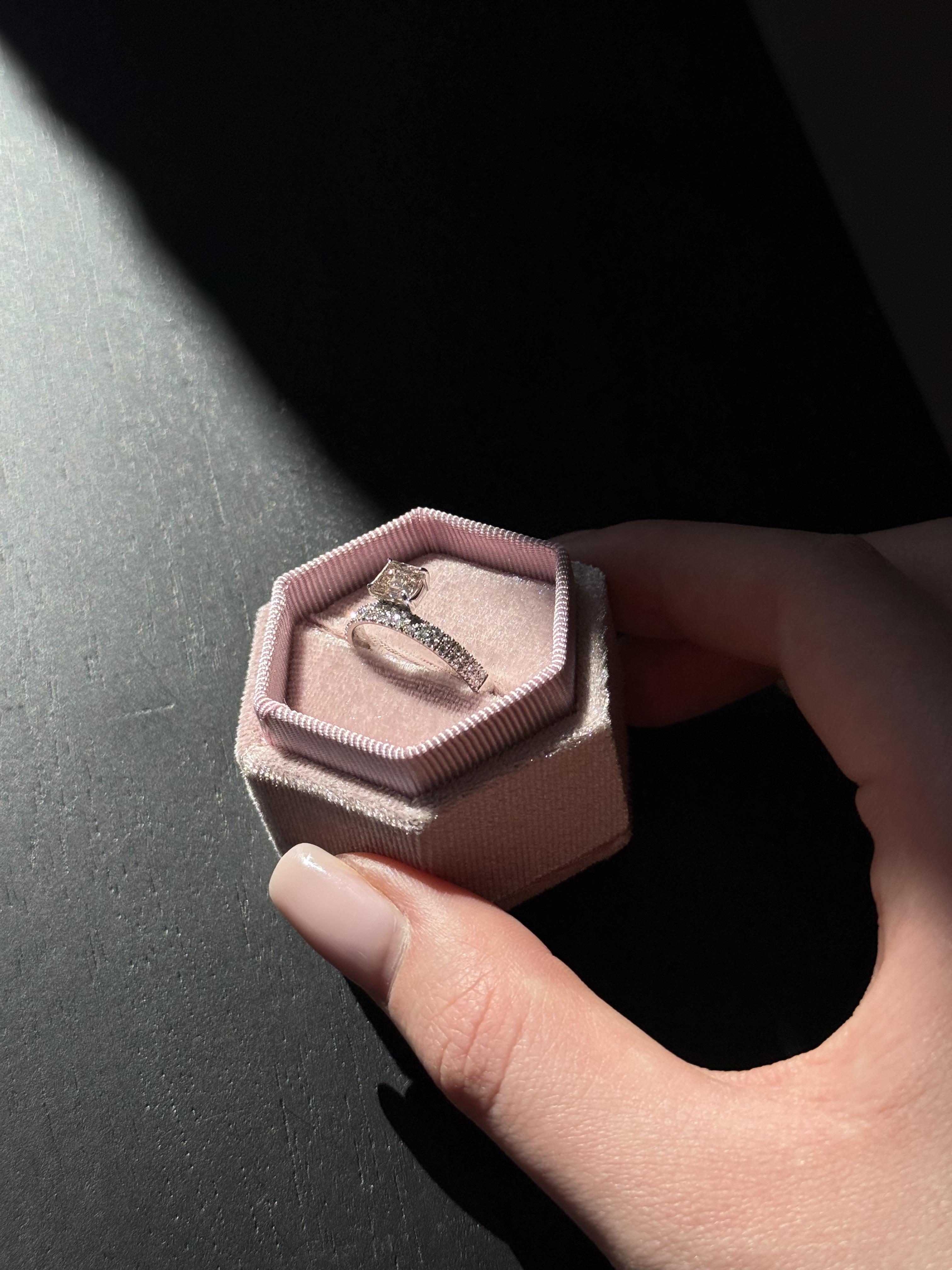 Ring aus 18 Karat Gold mit einem rosa Diamanten im Smaragdschliff und kleineren Diamanten in der Ringschiene im Zustand „Neu“ im Angebot in Antwerpen, BE
