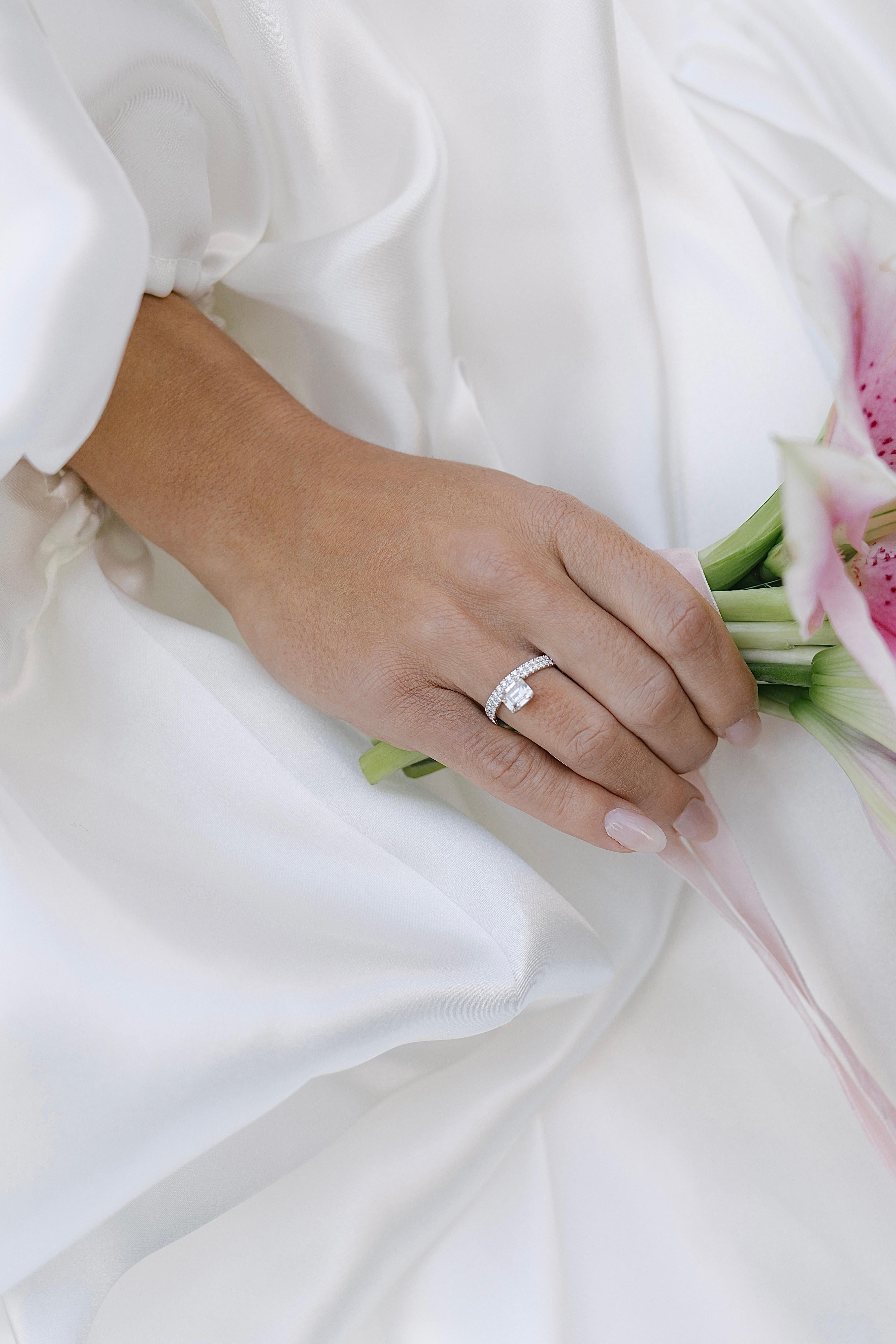 Ring aus 18 Karat Gold mit einem rosa Diamanten im Smaragdschliff und kleineren Diamanten in der Ringschiene für Damen oder Herren im Angebot