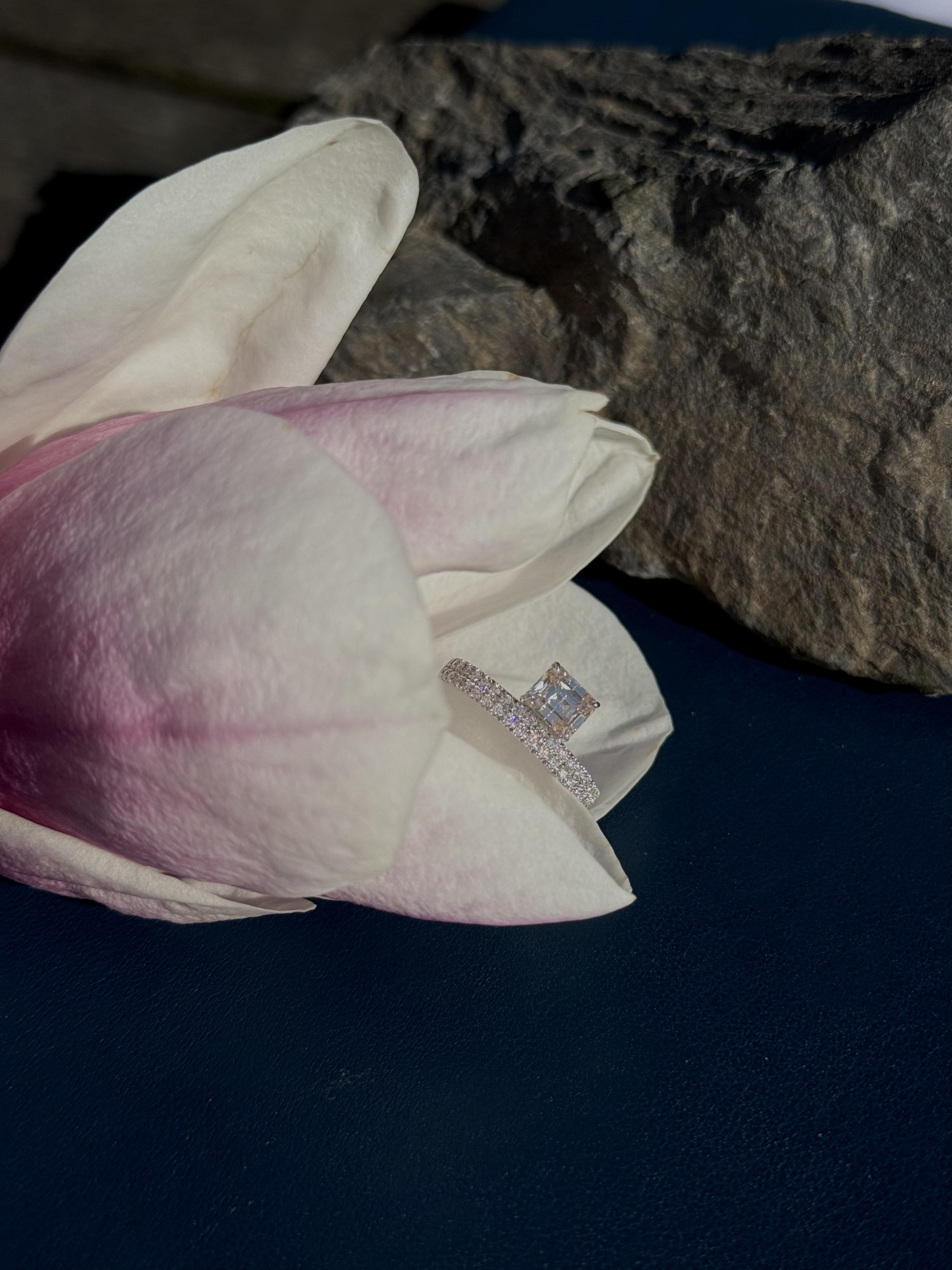 Ring aus 18 Karat Gold mit einem rosa Diamanten im Smaragdschliff und kleineren Diamanten in der Ringschiene im Angebot 1