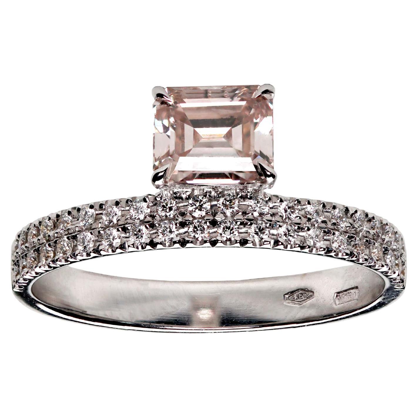 Ring aus 18 Karat Gold mit einem rosa Diamanten im Smaragdschliff und kleineren Diamanten in der Ringschiene im Angebot