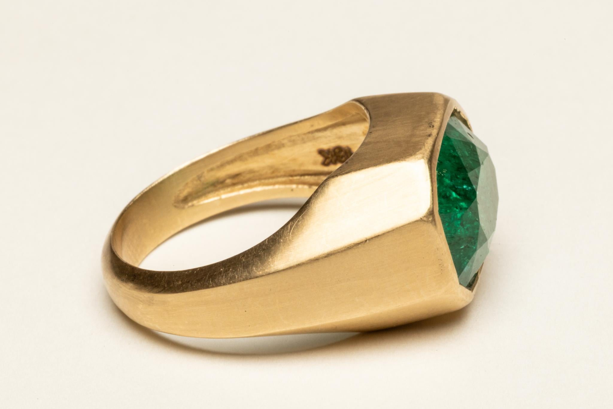 Taglio smeraldo Anello in oro 18K con smeraldo grande in vendita