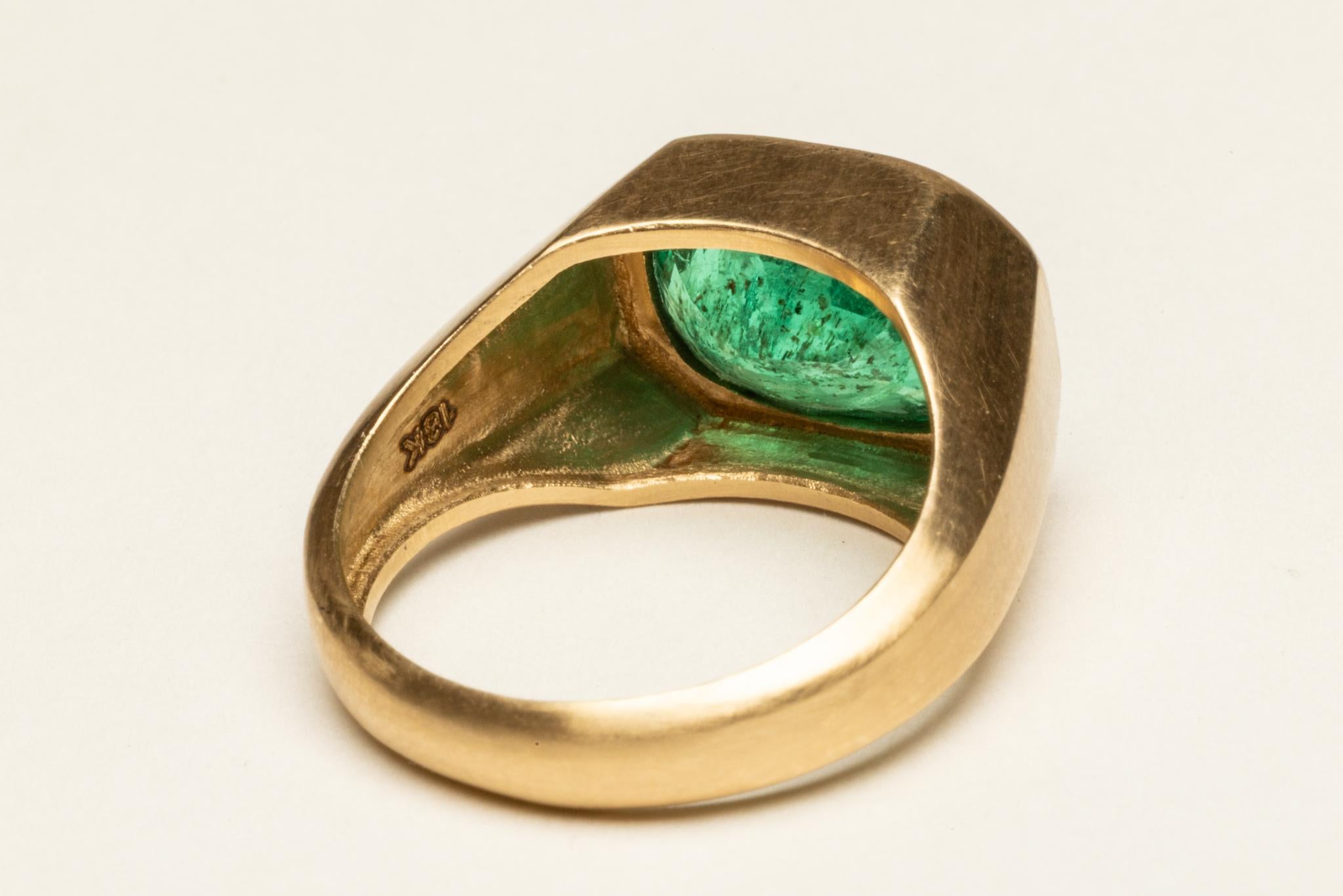 Anello in oro 18K con smeraldo grande In condizioni ottime in vendita a Nantucket, MA
