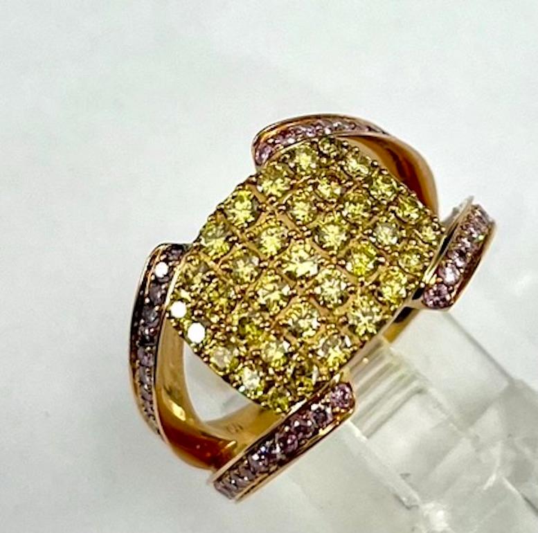 Contemporary 18K Gold Ring With Natural Round Intense Yellow And Pink Diamonds For Sale