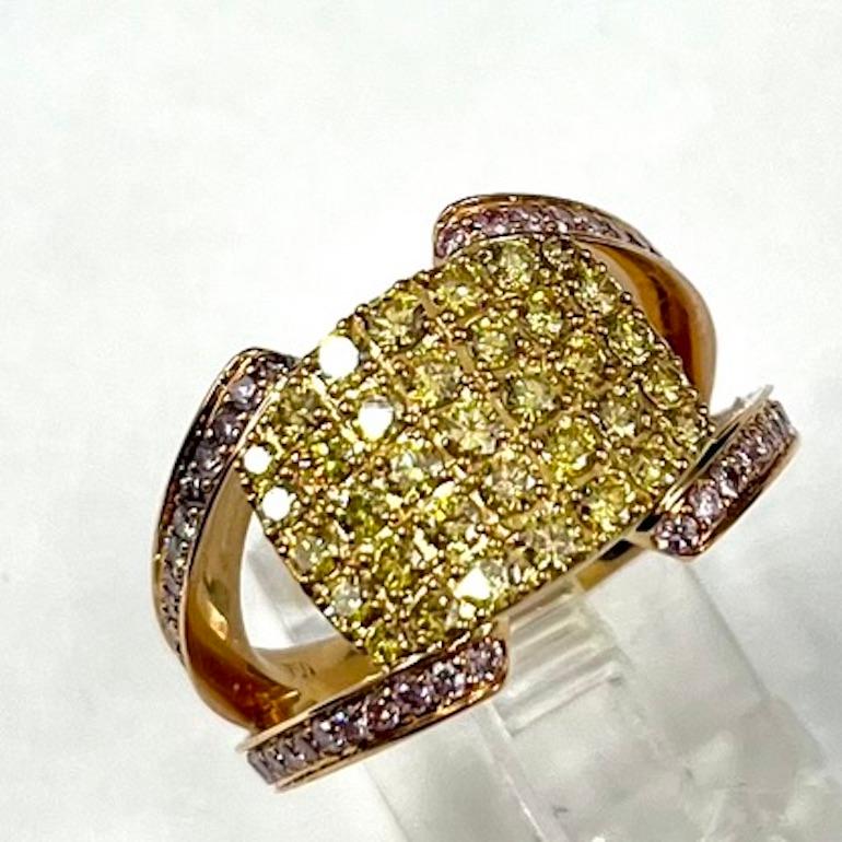 Round Cut 18K Gold Ring With Natural Round Intense Yellow And Pink Diamonds For Sale