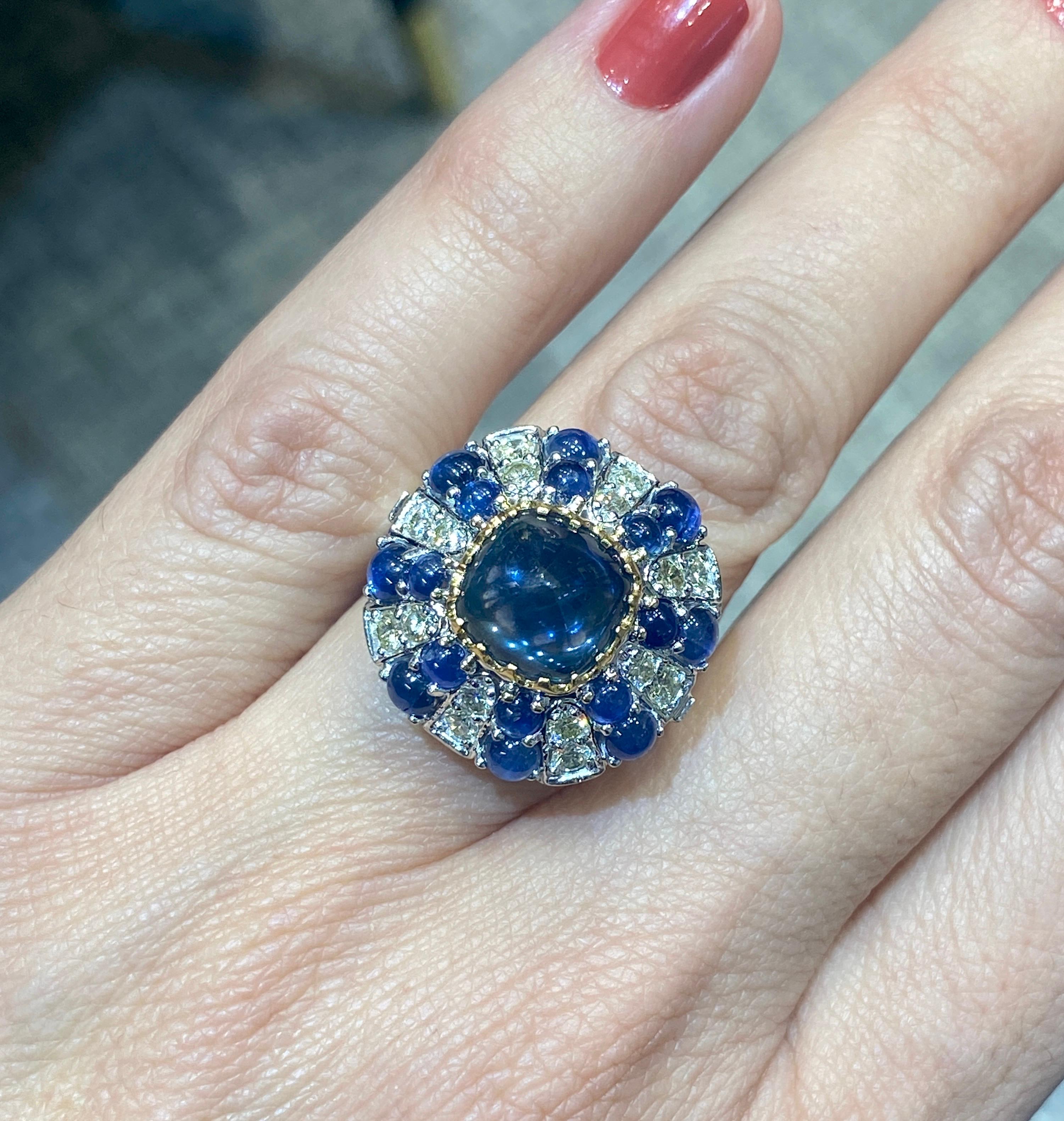 18k gold ring with no heat sugarloaf cabochon sapphire and diamonds In Good Condition For Sale In London, GB