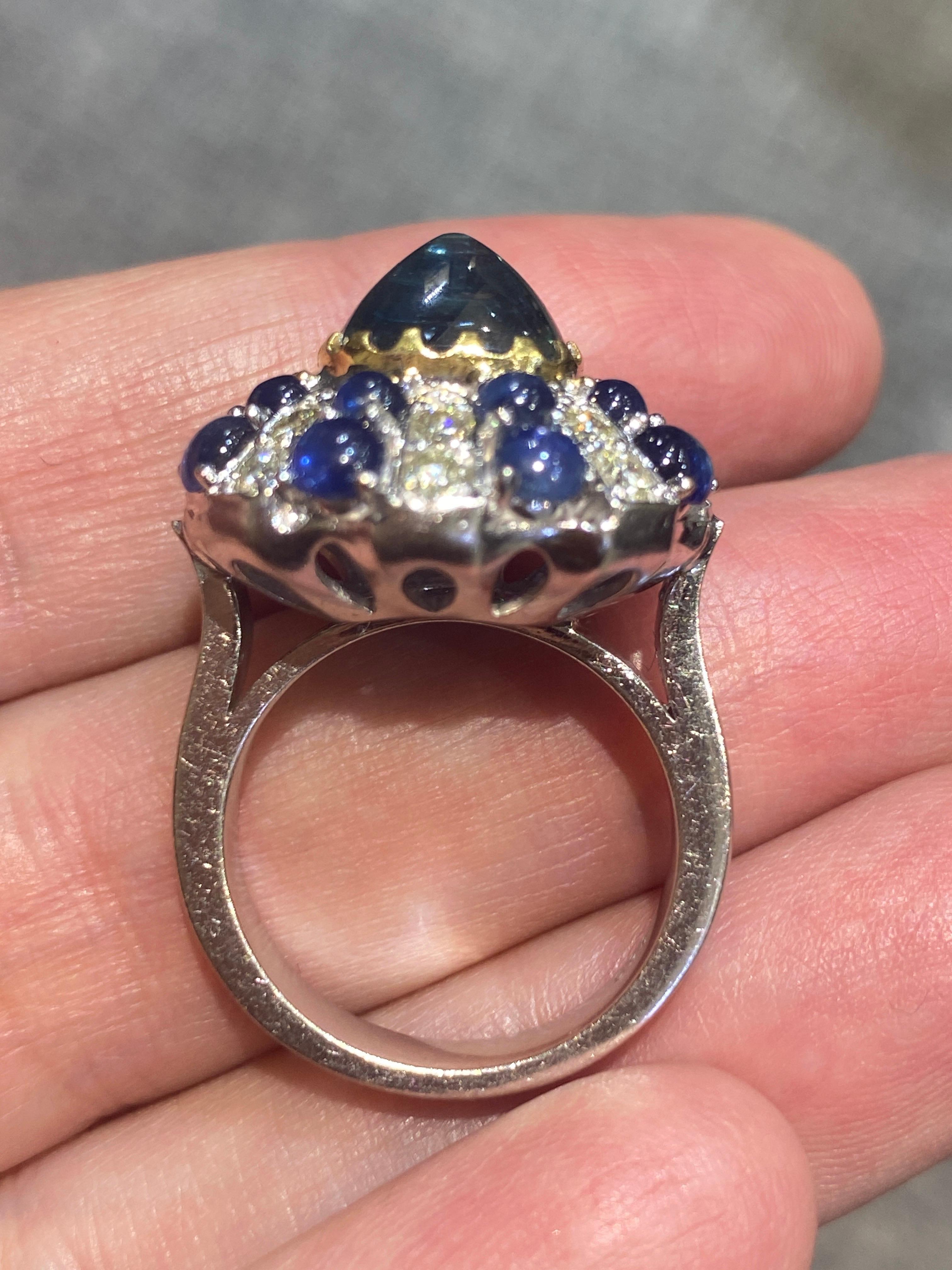 Women's or Men's 18k gold ring with no heat sugarloaf cabochon sapphire and diamonds For Sale
