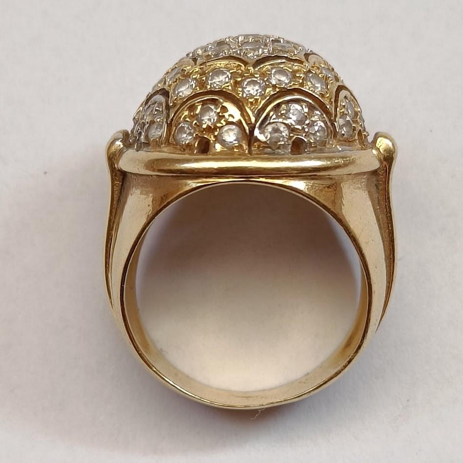 An 18-carat yellow gold ring with a perforated dome encrusted with brilliant-cut diamonds. Some details in white gold. Probably mid-20th century. Stamped 750.
Good condition.

Size: EU 55 - US 7 - UK O (approx.)
Weight 12.42 grams
