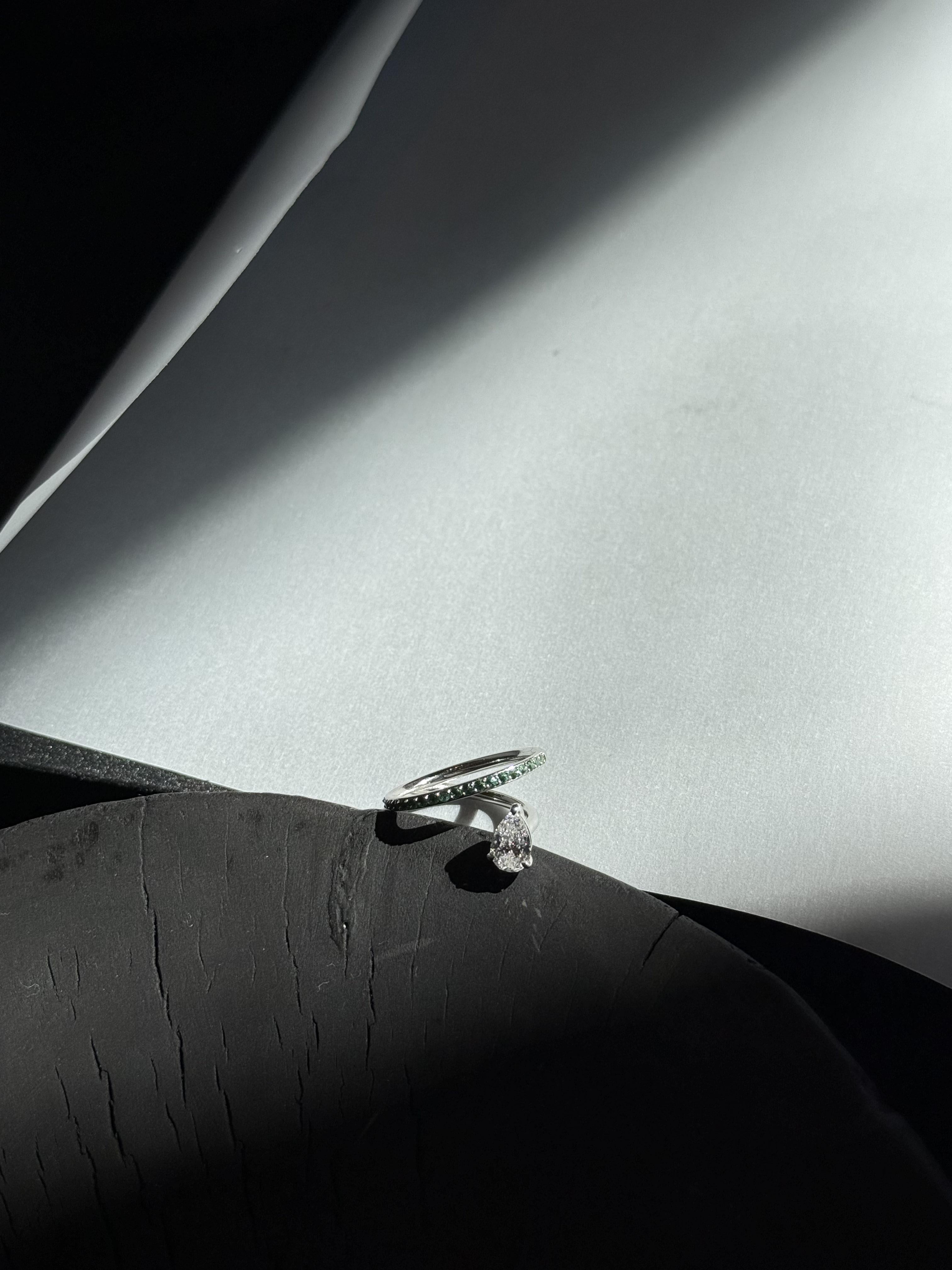 Der Ring Ukiyo N6 ist ein Symbol der Erfüllung. Er verkörpert den unvergesslichen Moment, wenn man endlich an einem Ort ankommt, den man schon lange besuchen wollte. Sie fängt die stille Ehrfurcht ein, die man empfindet, wenn man in einem Raum
