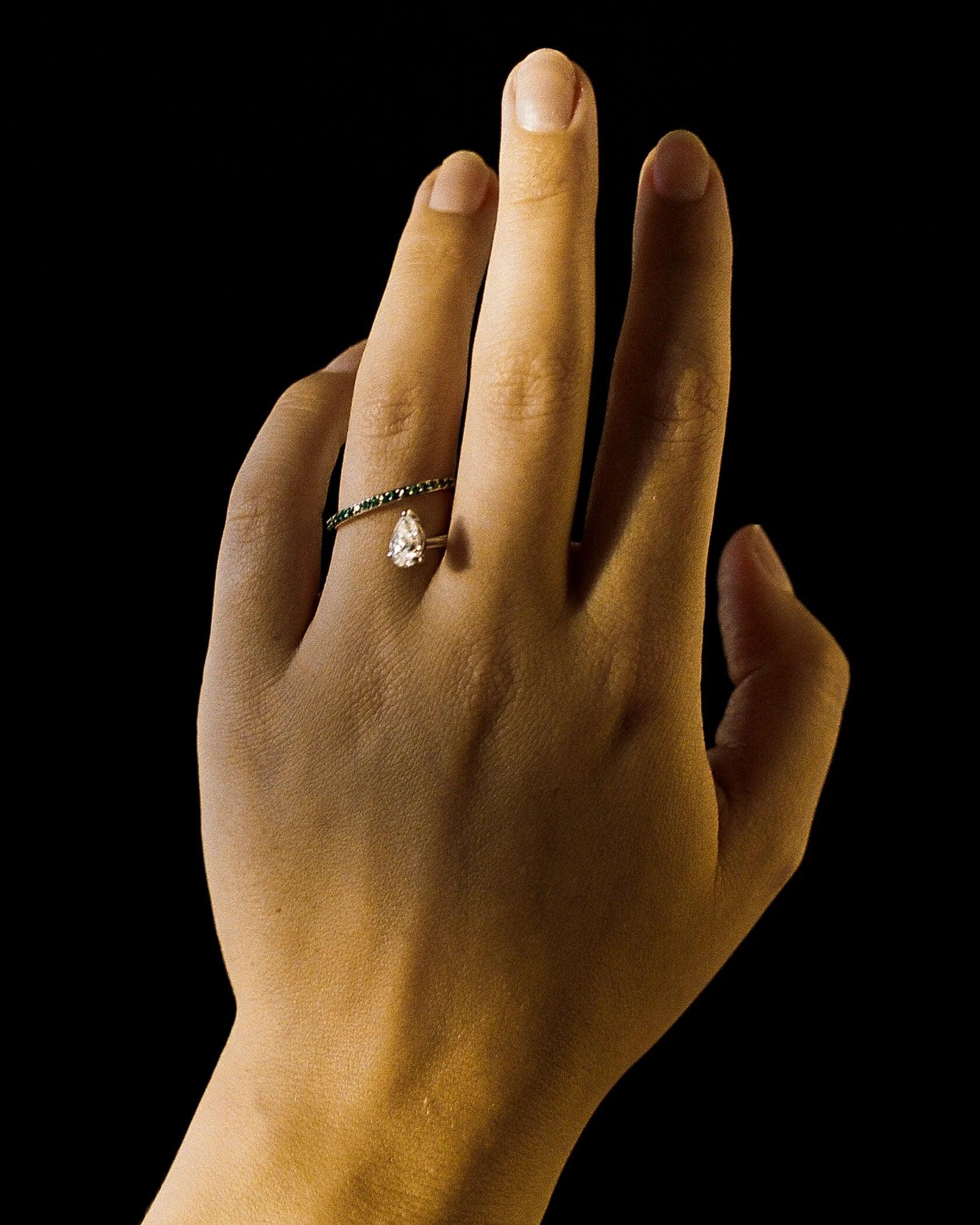 Ring aus 18 Karat Gold mit Diamant im Birnenschliff und Smaragden (Moderne) im Angebot