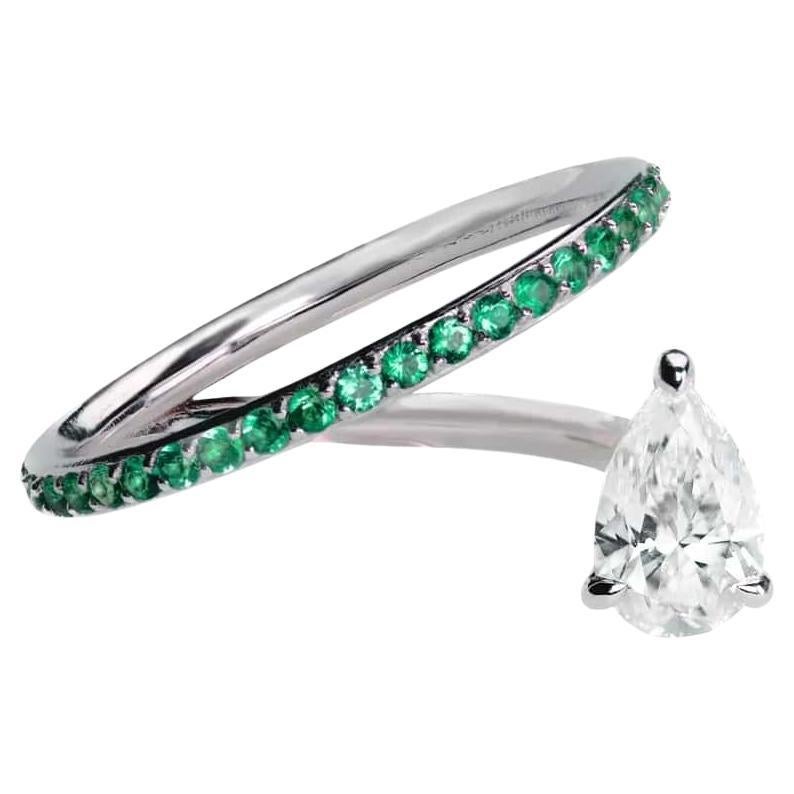 Ring aus 18 Karat Gold mit Diamant im Birnenschliff und Smaragden im Angebot