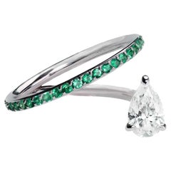 Ring aus 18 Karat Gold mit Diamant im Birnenschliff und Smaragden