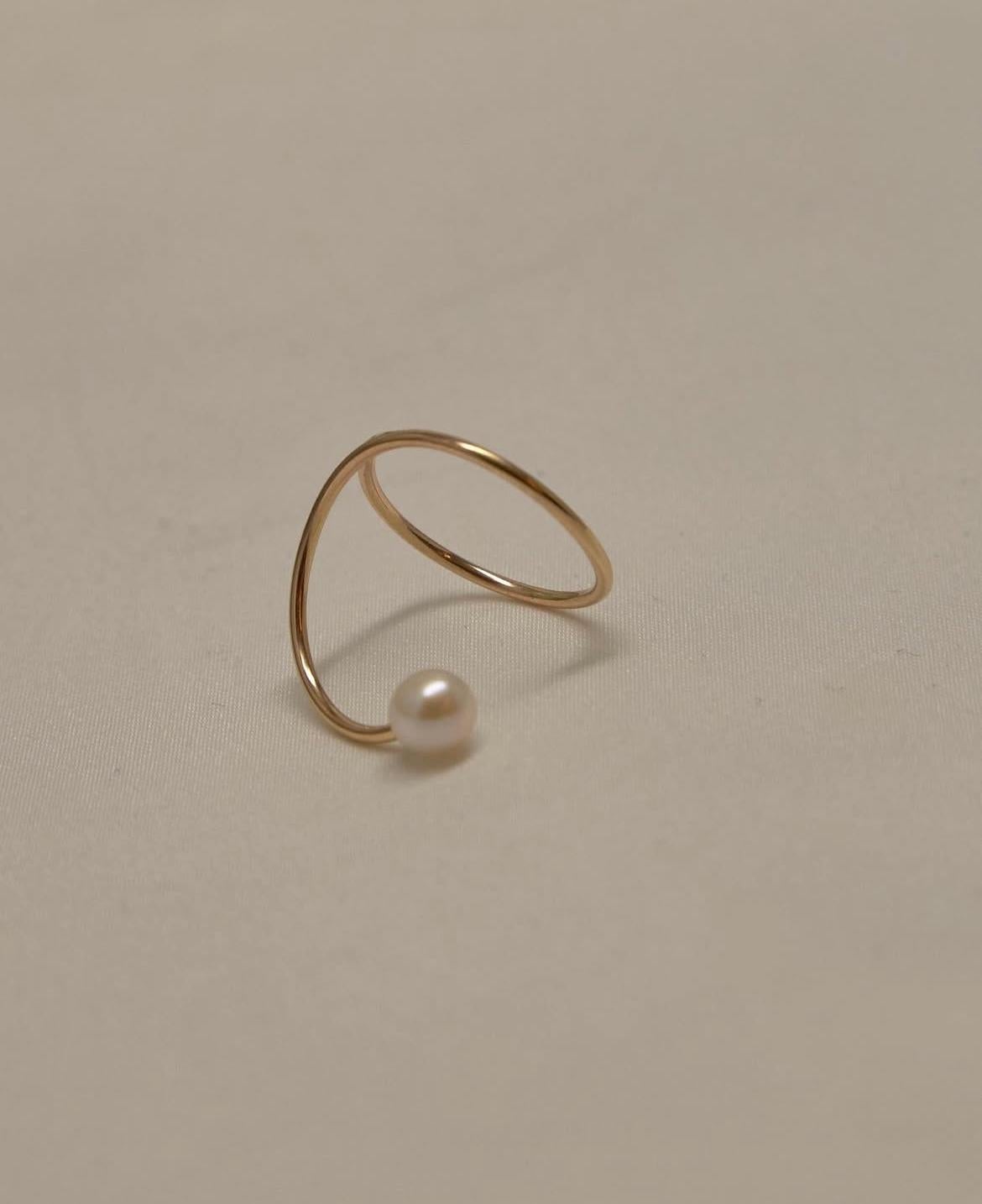 En venta: Anillo de oro de 18 quilates con perla de río  6