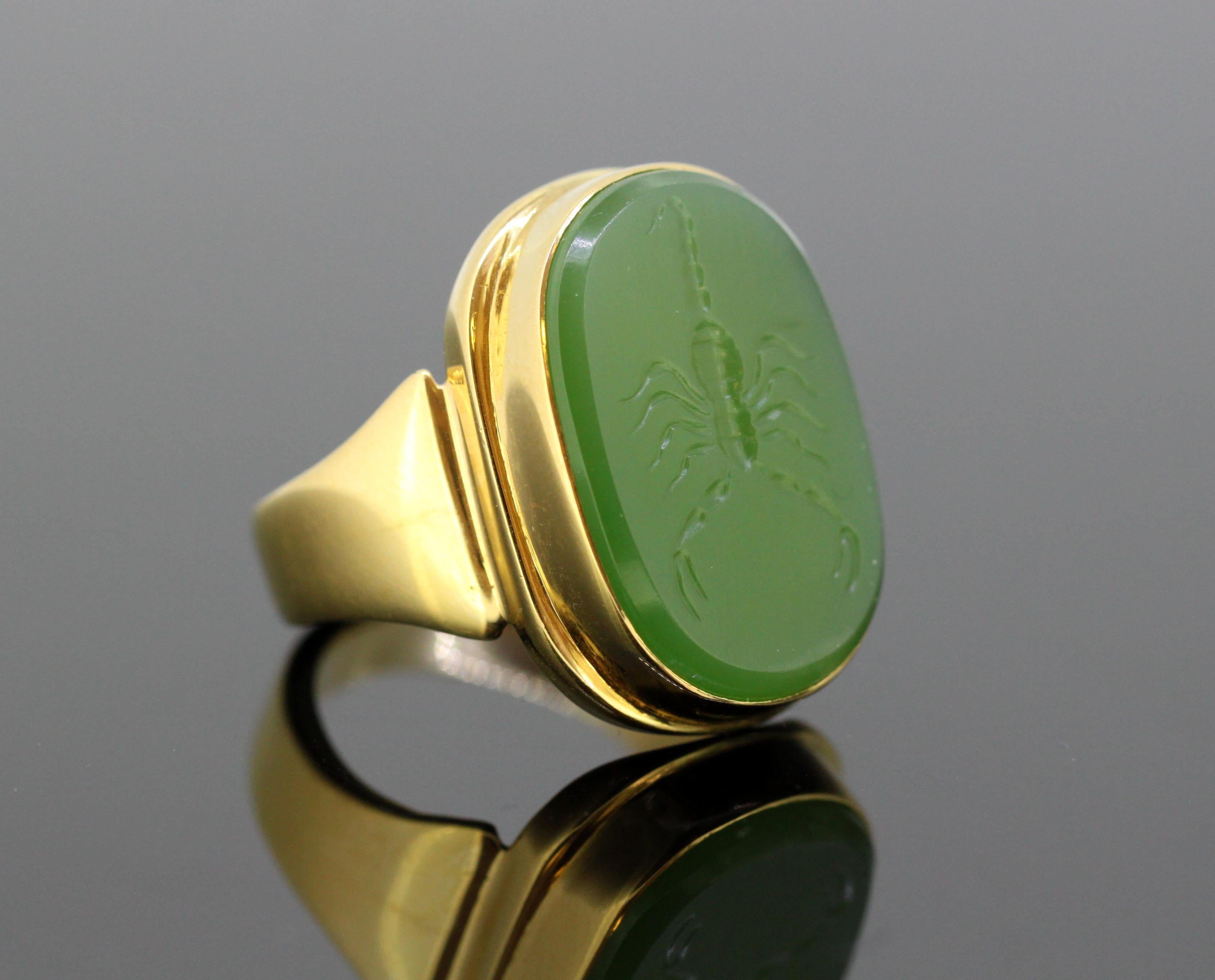 18 Karat Gold Ring with Scorpion / Scorpio Natural Jade Carving In Good Condition In Braintree, GB