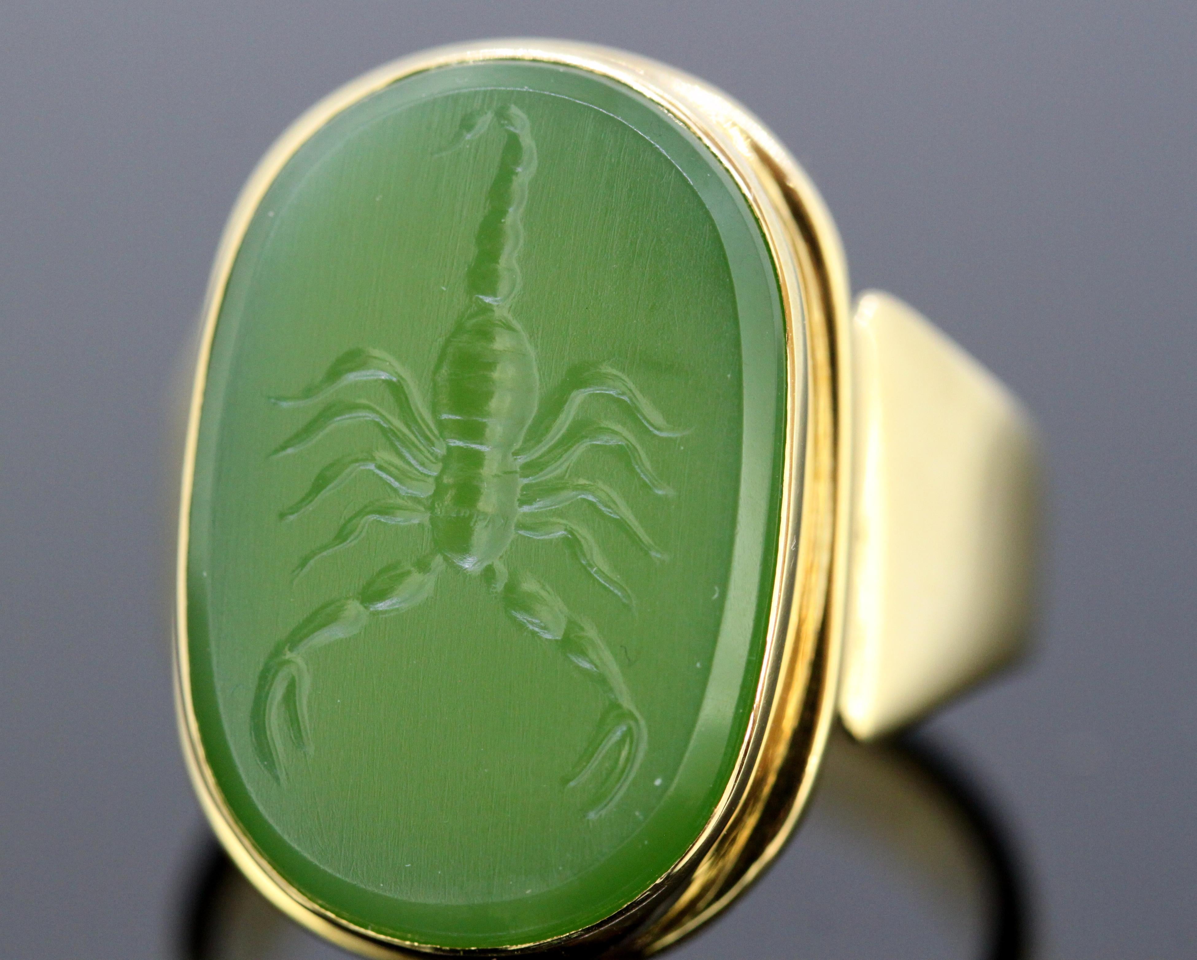 18 Karat Gold Ring with Scorpion / Scorpio Natural Jade Carving 1