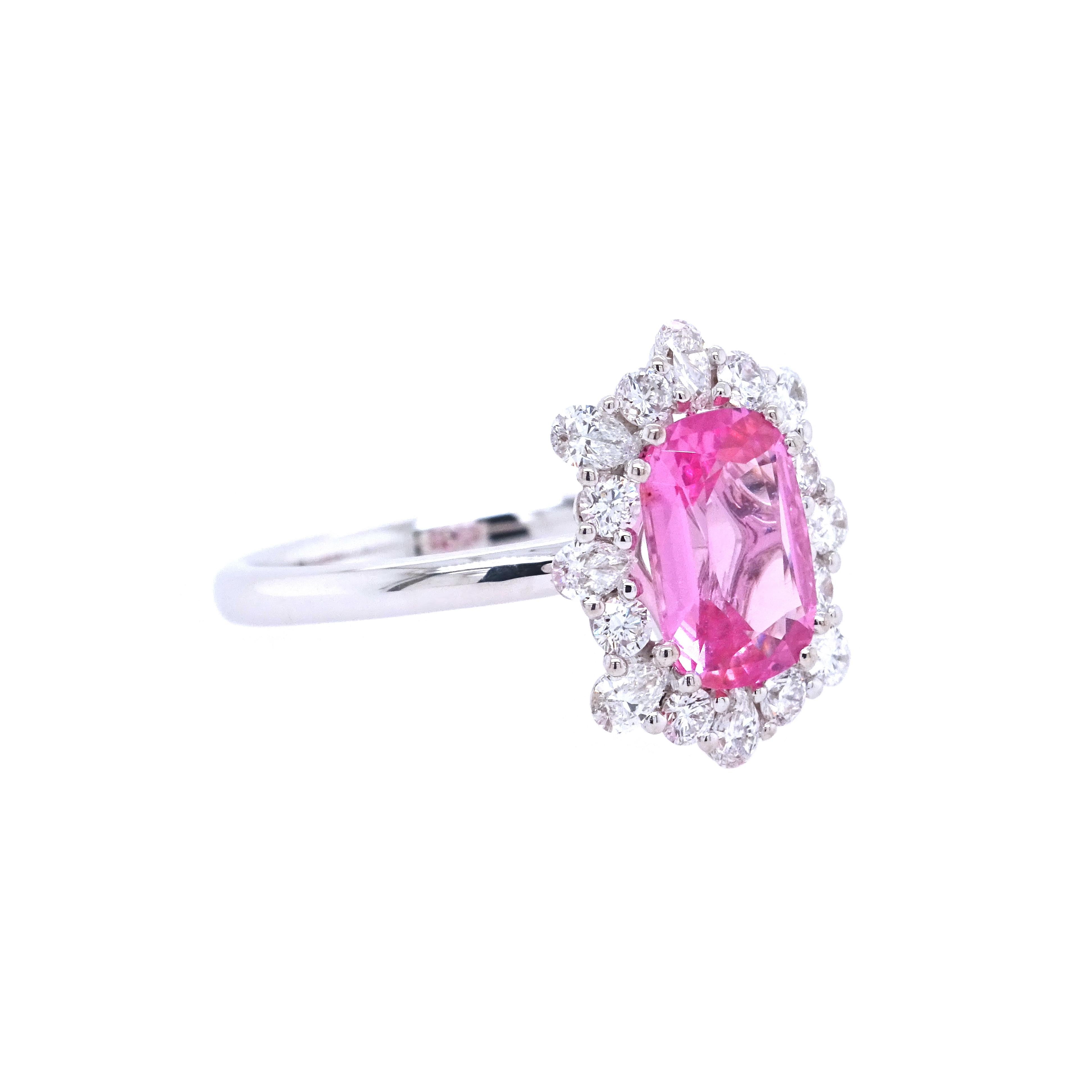 Taglio a goccia Anello in oro 18K con spinello rosa non riscaldato della Tanzania, diamanti rotondi e a forma di pera in vendita