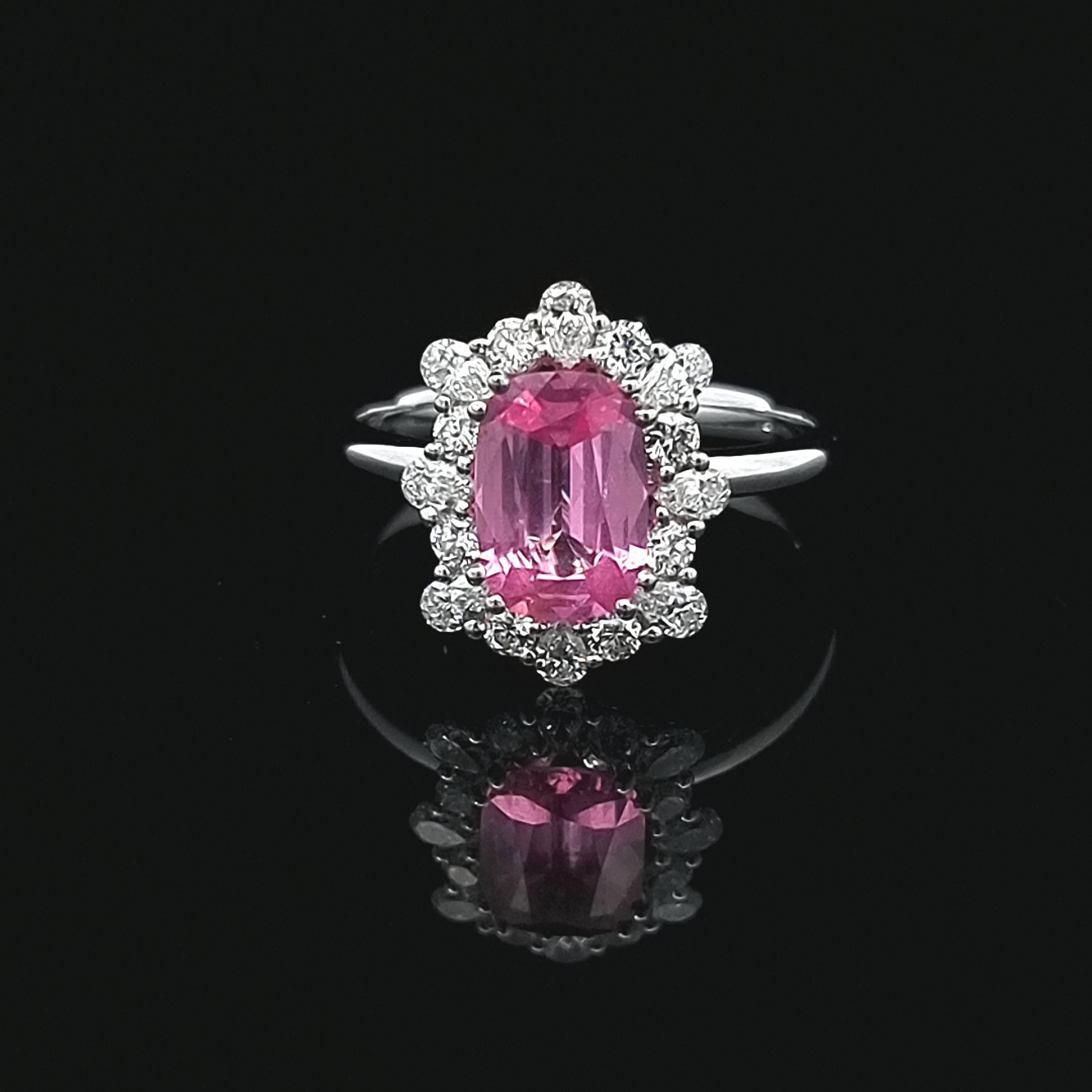 Anello in oro 18K con spinello rosa non riscaldato della Tanzania, diamanti rotondi e a forma di pera in vendita 3