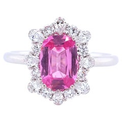 Anello in oro 18K con spinello rosa non riscaldato della Tanzania, diamanti rotondi e a forma di pera